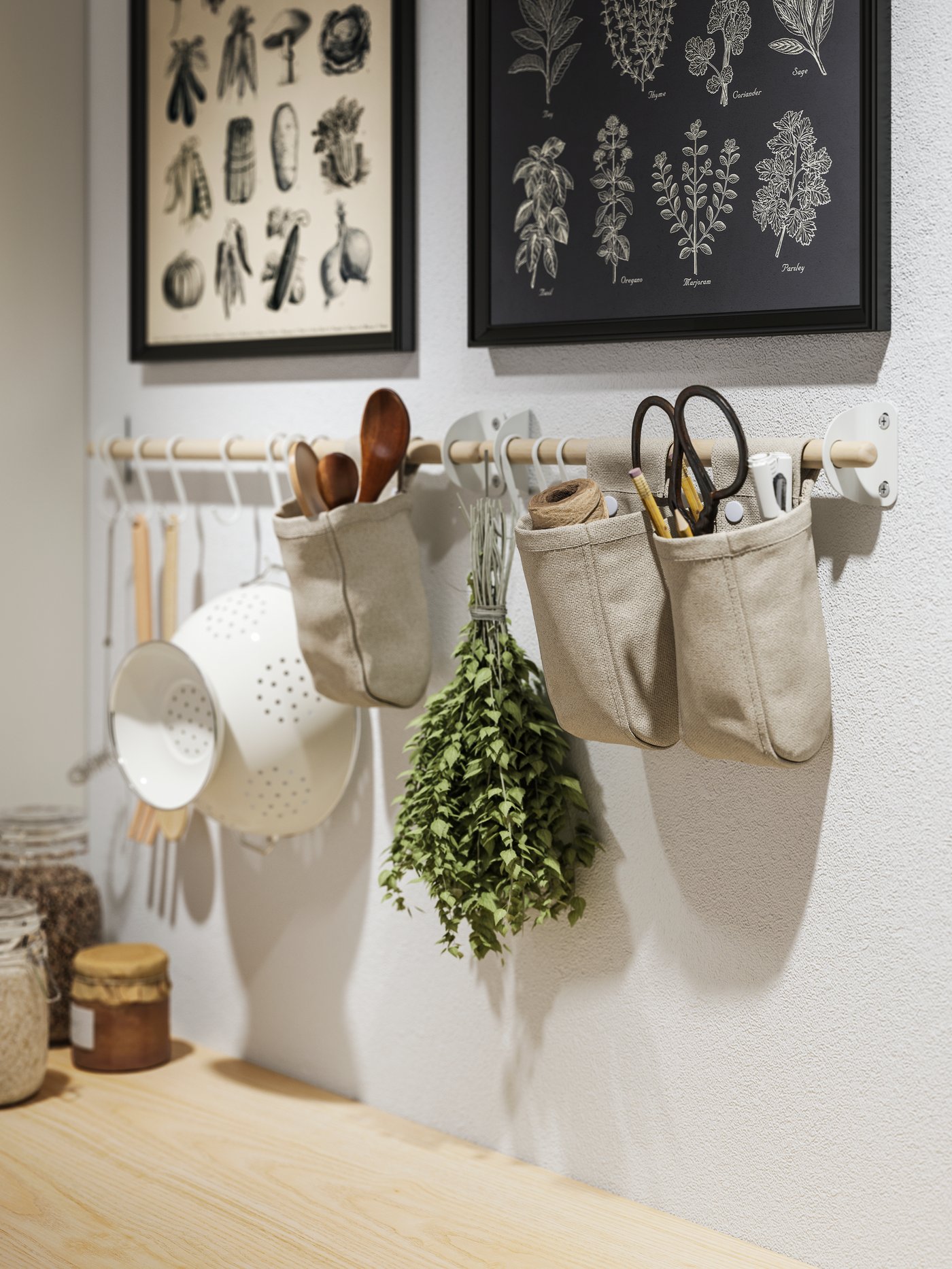 An off-white GEMAK colander in the kitchen