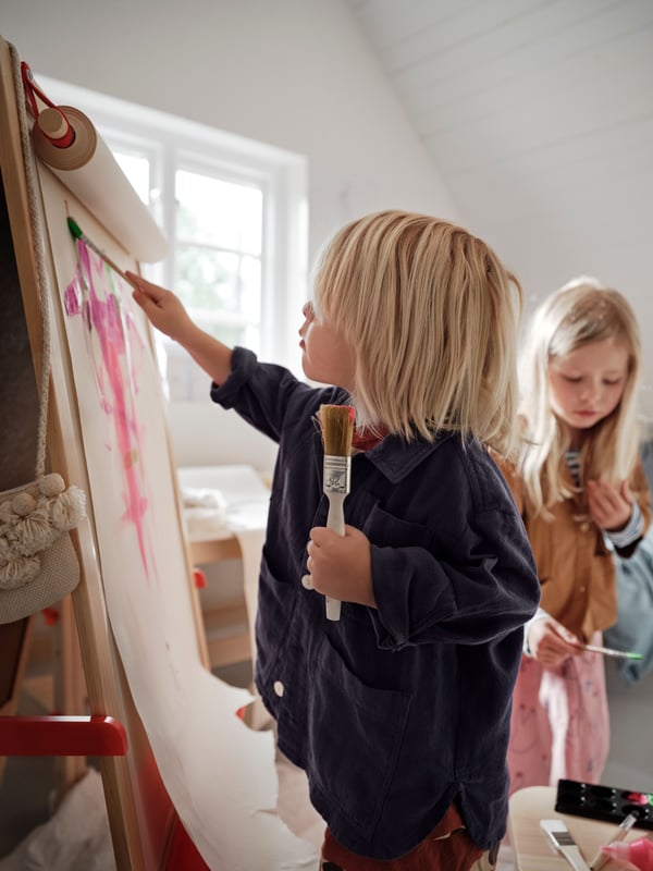 A softwood MÅLA easel