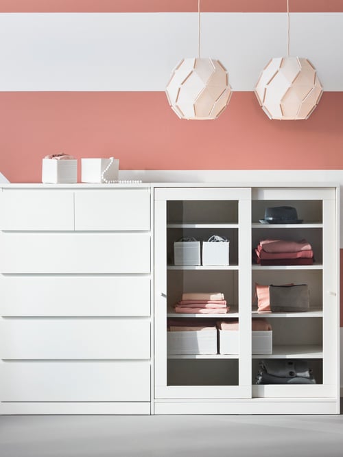 Arbeitsbereich mit einer MALM Kommode mit 6 Schubladen, zwei SJÖPENNA Standleuchten und einem SYVDE Schrank mit Virinentüren.