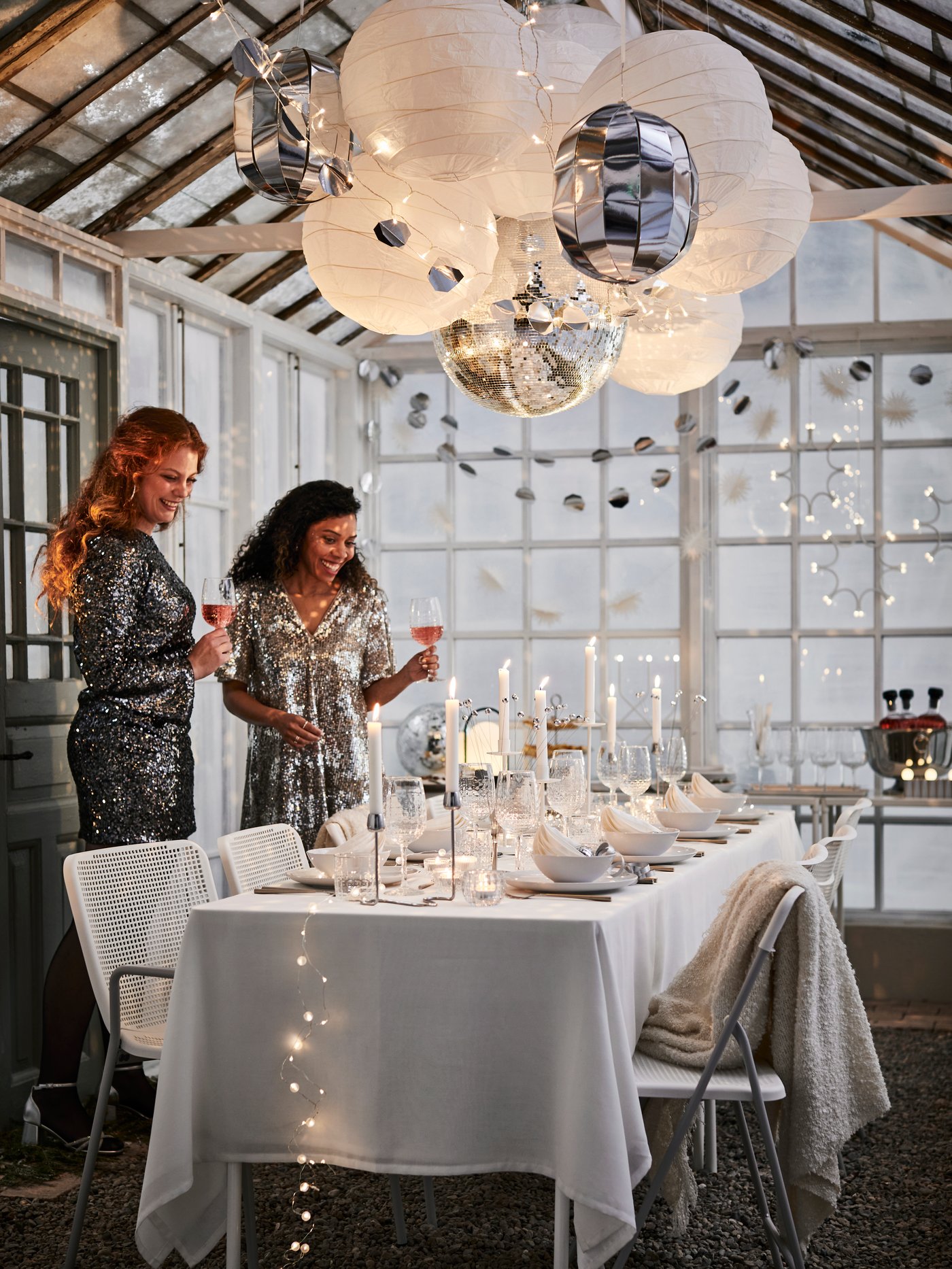 Eine FRÖJDA-Hängedekoration mit Chromeffekt im Esszimmer