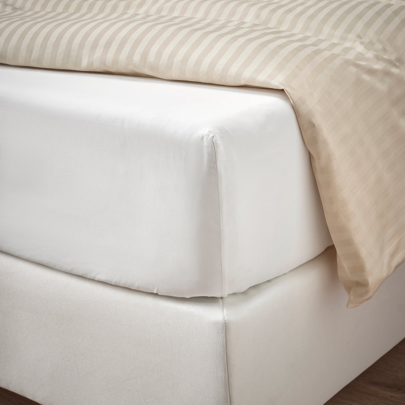 A white RÖNNVECKMAL fitted sheet