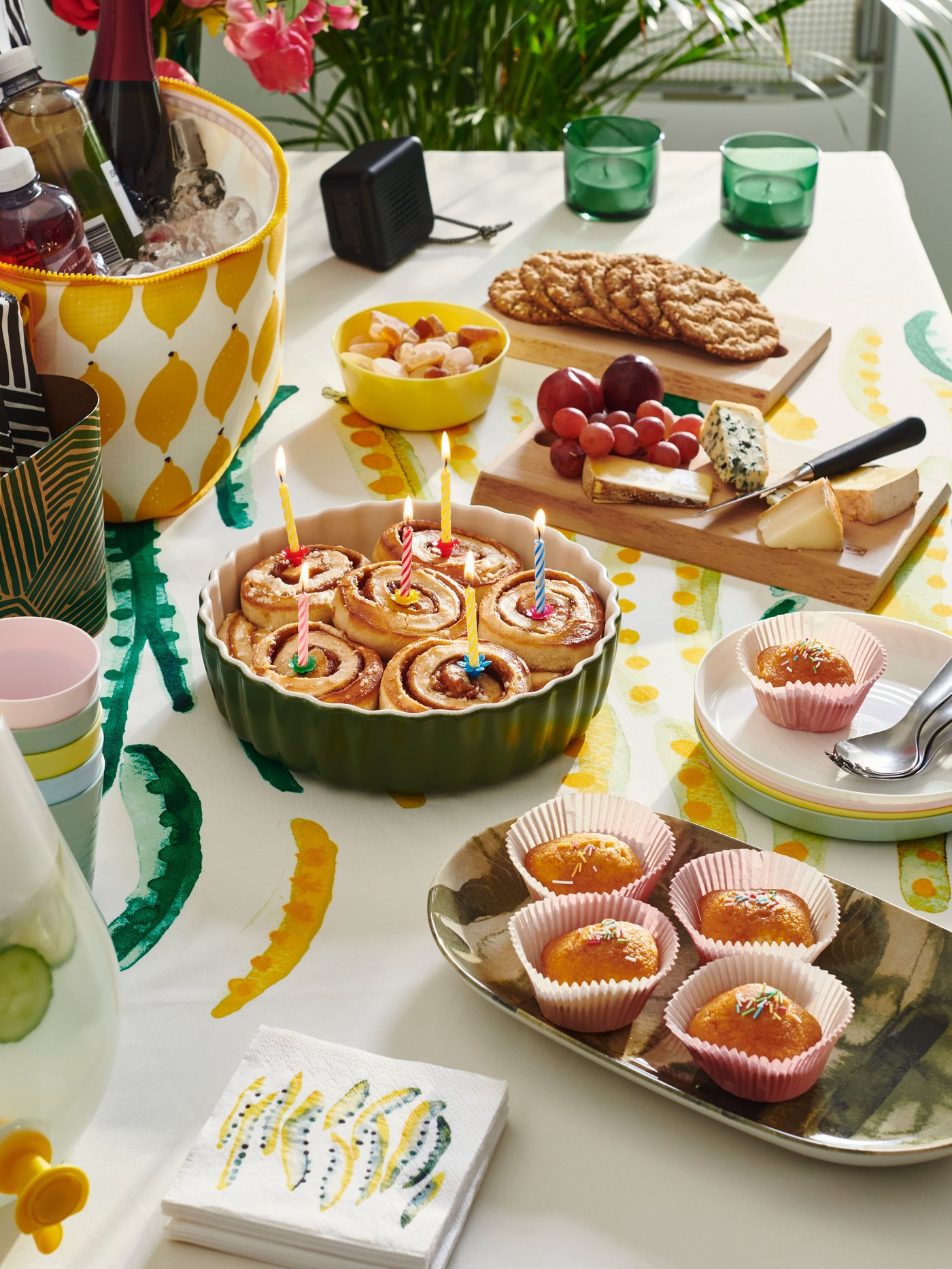 Unamesa servida con repostería y dentro de una fuente NÄBBFISK rollos de canela IKEA.