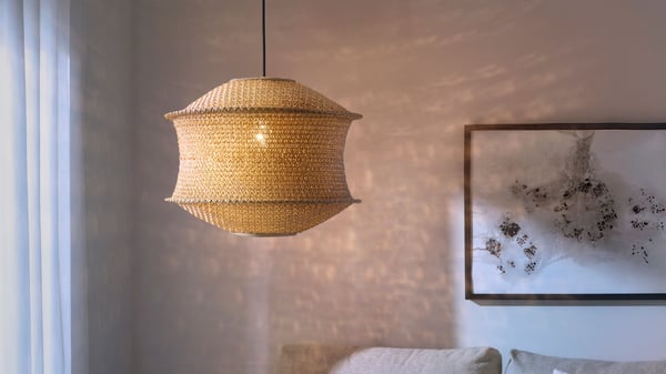 A BLÅSTÅNG pendant lampshade in the living room.