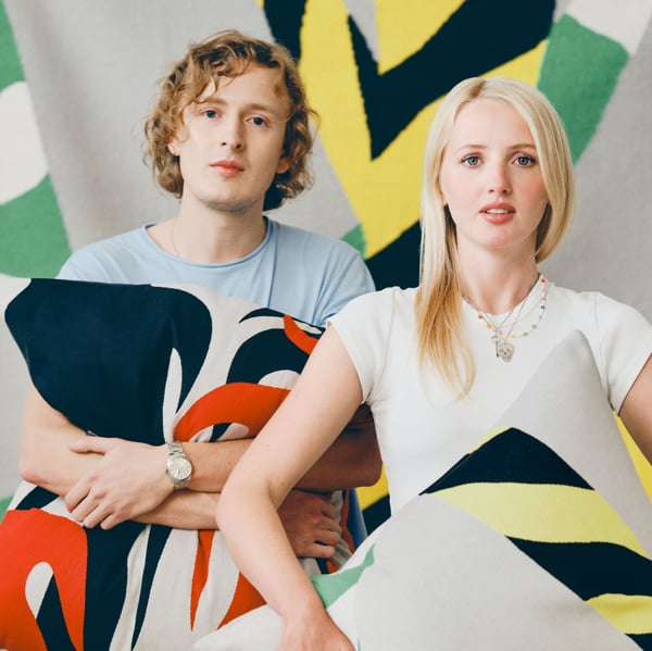 Les designers Igor et Ingrid présentent des coussins colorés, créés pour la collection d’art KONSTRUNDA.