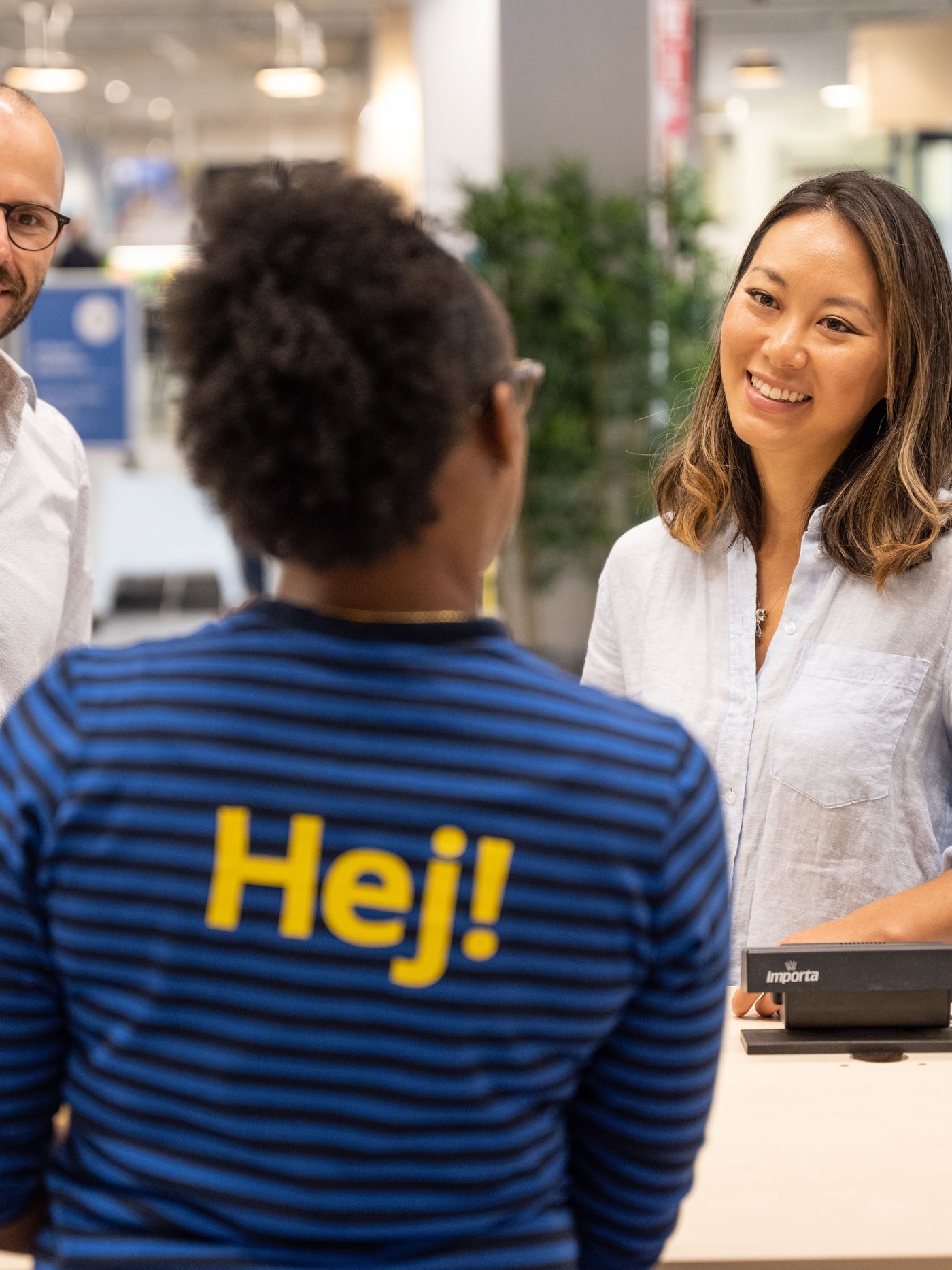 IKEA zaposleni razgovara s kupcem koji ima reklamaciju.