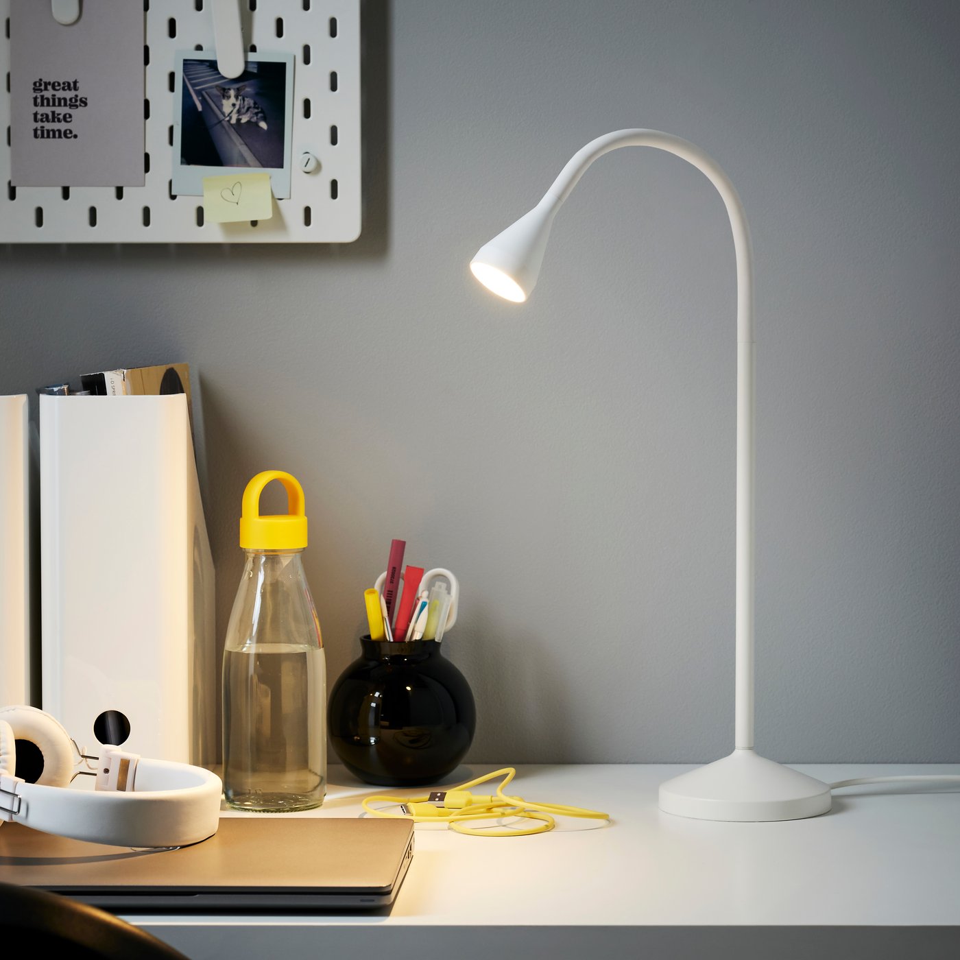 A white NÄVLINGE LED work lamp in the home office