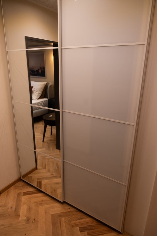 Ein weißer PAX Schrank mit AULI Schiebetüren