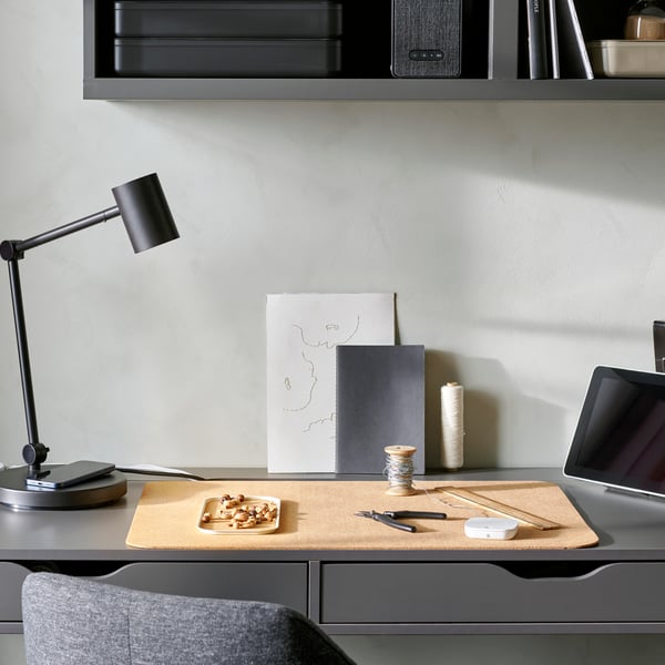  Vari prodotti home office smart su una scrivania ALEX grigia tra cui una lampada DIRIGERA.