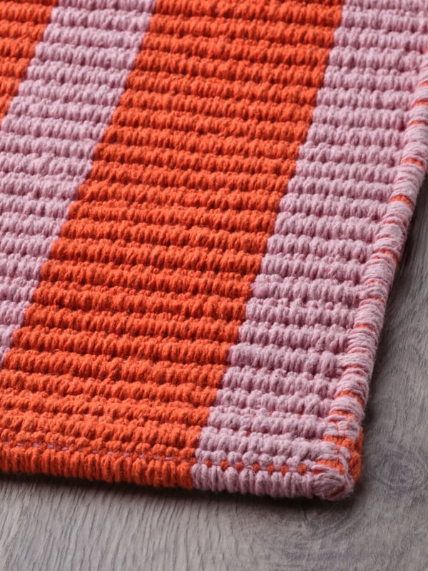 Eine rosa/orangefarbene VÄGSKYLT-Fußmatte