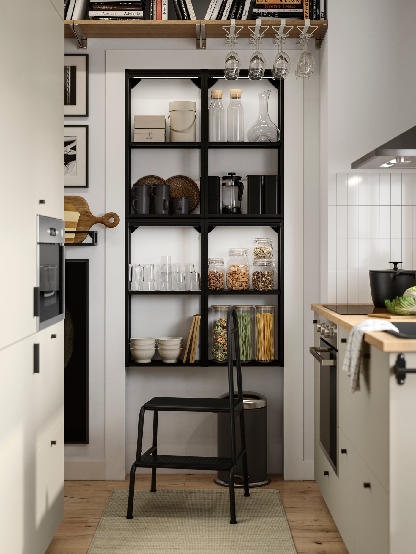 Eine günstige Küche von IKEA mit beigen HAVSTORP Fronten und einem ENHET Wandregal in schwarz.