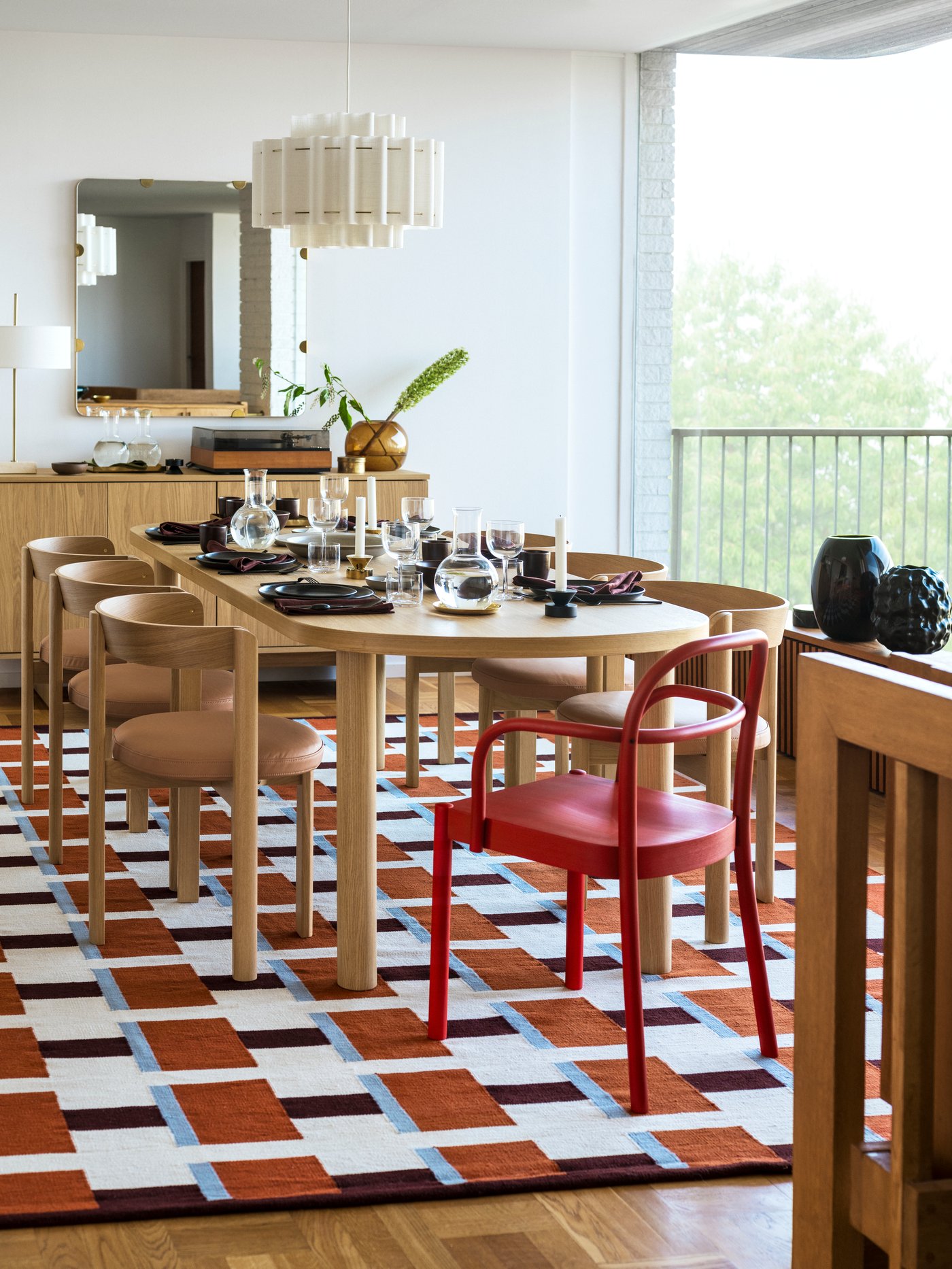 Ett vitt oparfymerat JUBLA-ljuskrona i matsalen