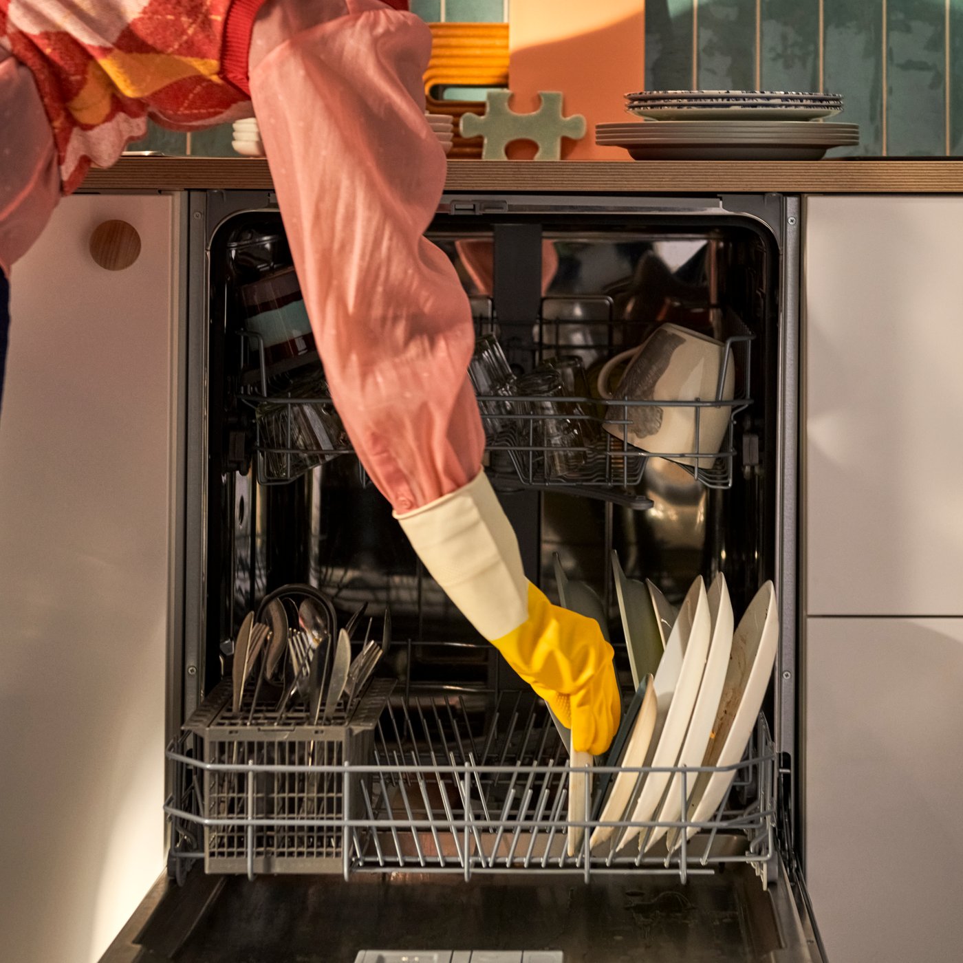 Ein weisser OFTAST-Teller in der Küche