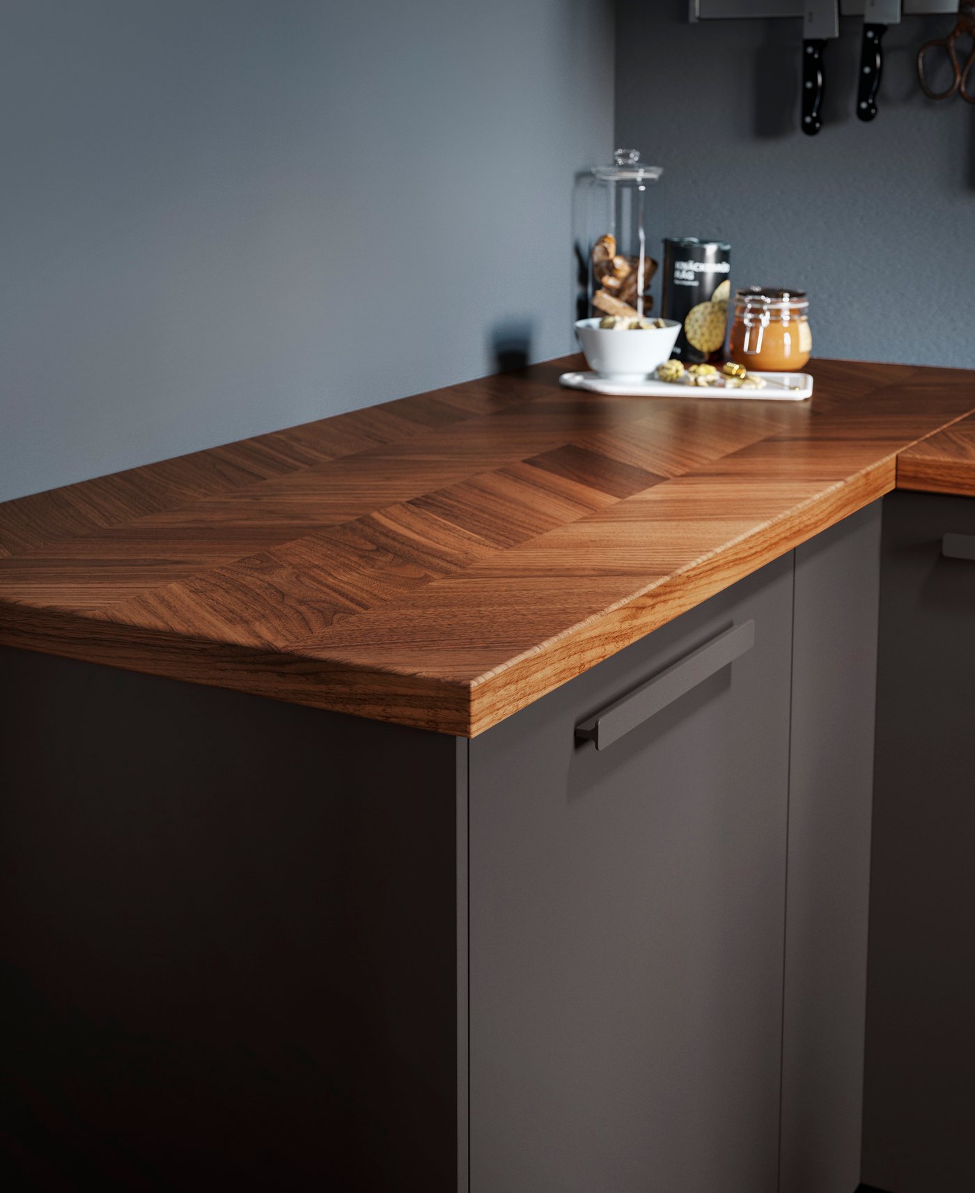 Holzarbeitsplatte mit darauf platziertem Geschirr