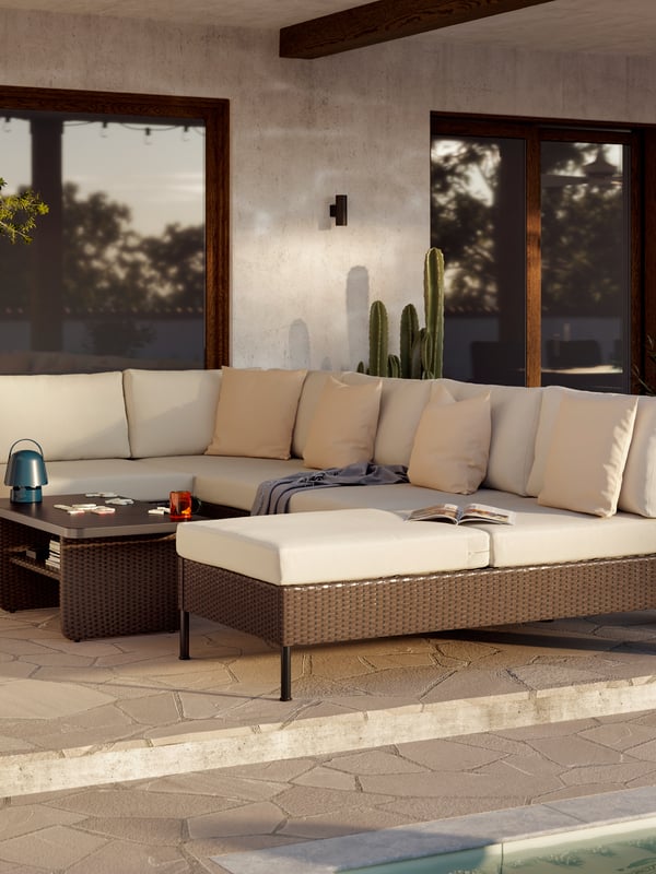 VITTSKÄR sofa modularrak eta erdiko mahai gris iluna dituen aire zabaleko eremu zabala.