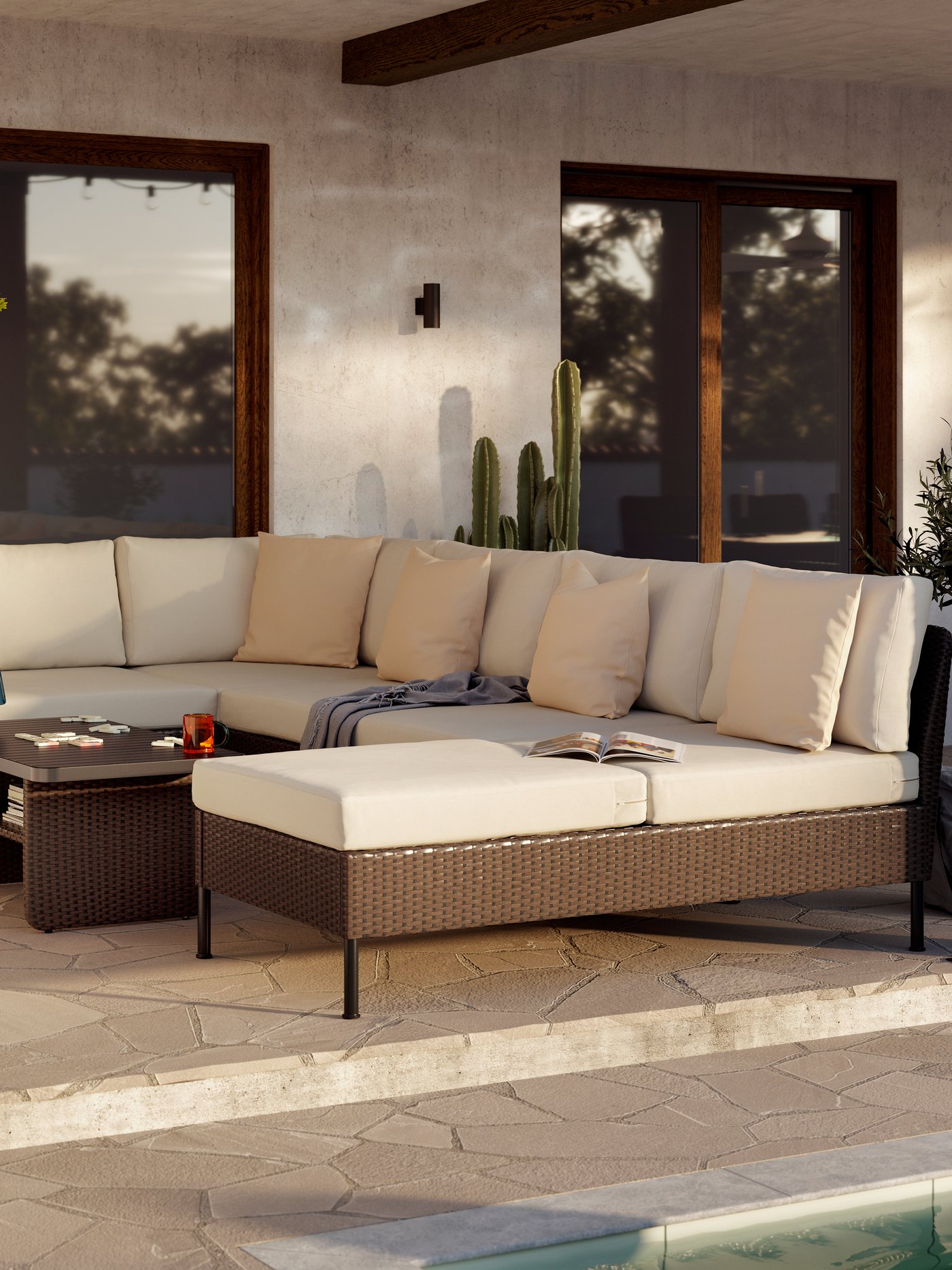 Duży taras z sofą ogrodową VITTSKÄR z szezlongiem.