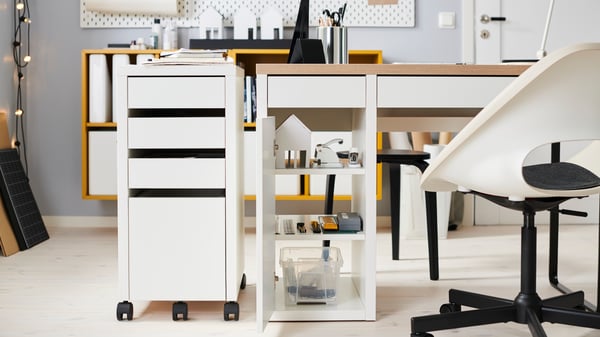 A white/anthracite MICKE desk