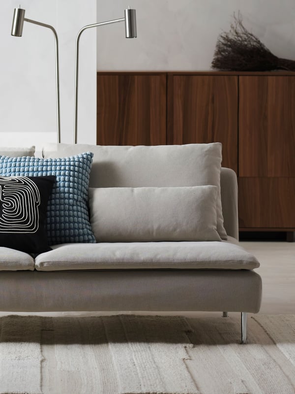 A black/white BRUNBRÄKEN cushion cover
