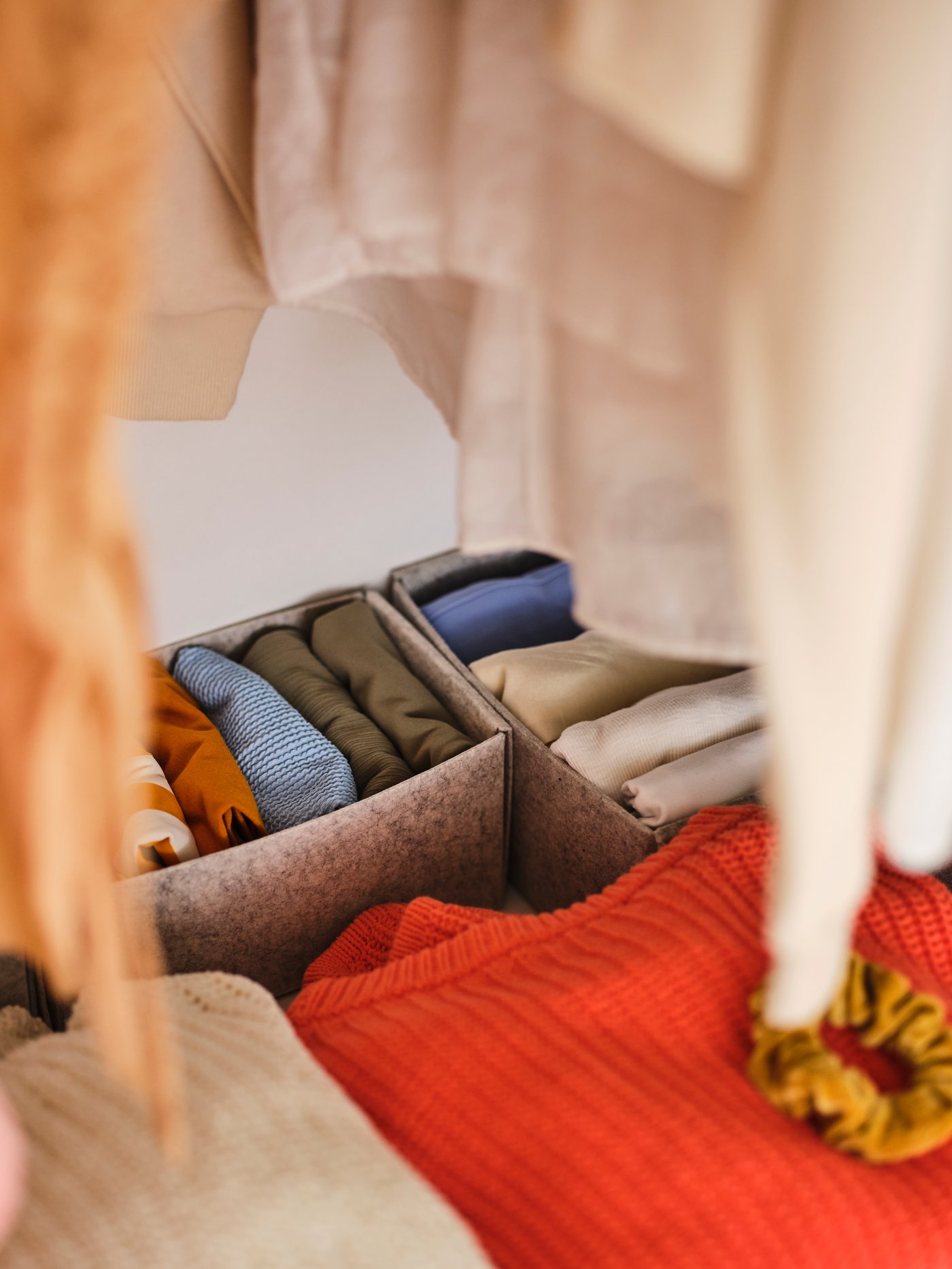 A light grey KOMPLEMENT box in the bedroom