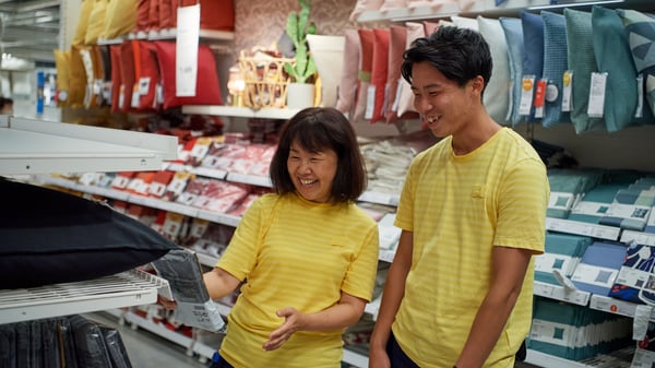 2人のイケアのコワーカー（従業員）がストア内で働いている