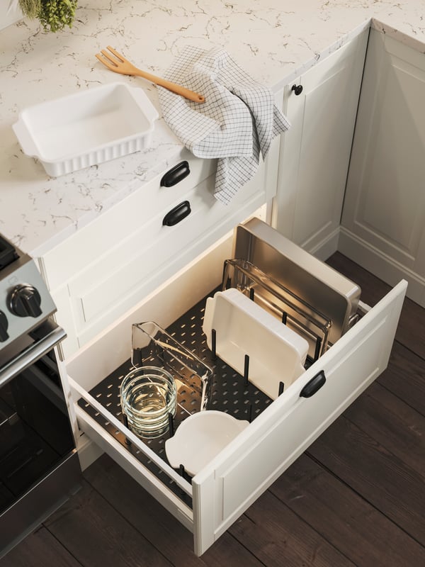 An off-white POETISK oven dish