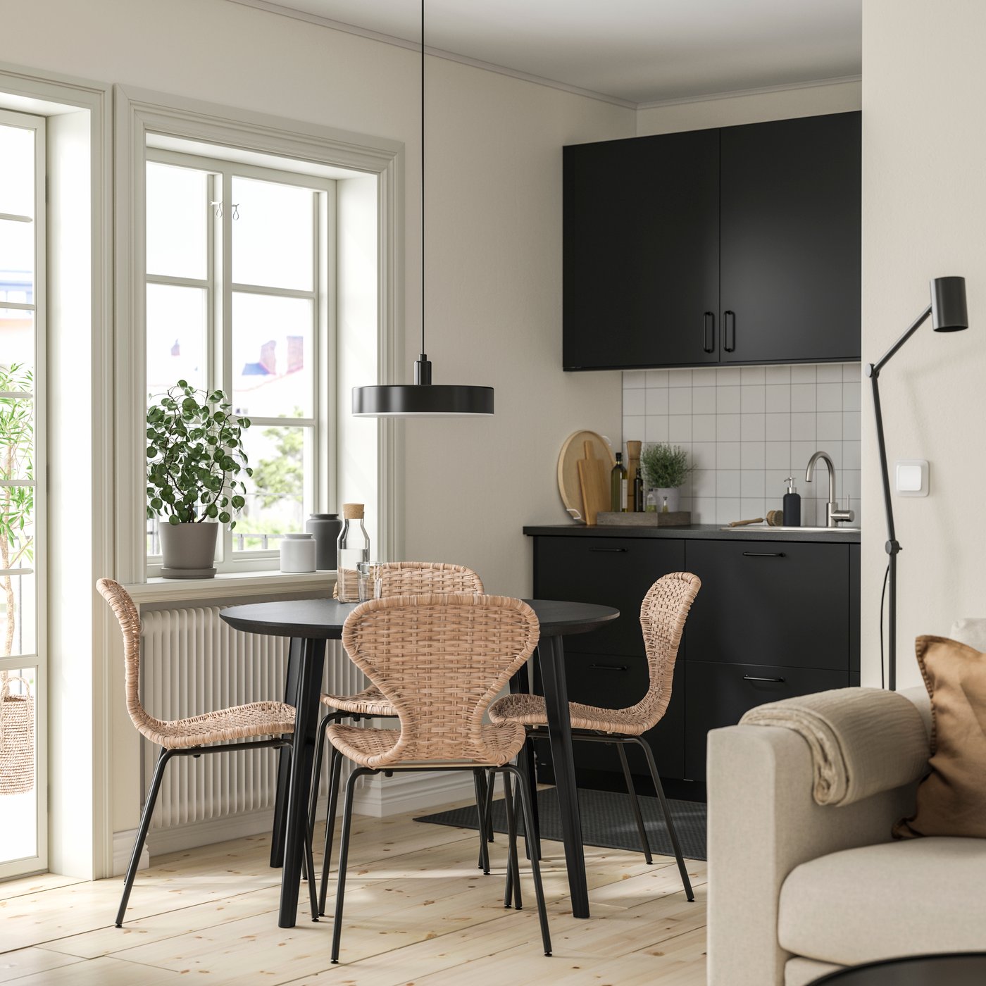 Стол ÄLVSTA черного/ротангового цвета и 4 стула