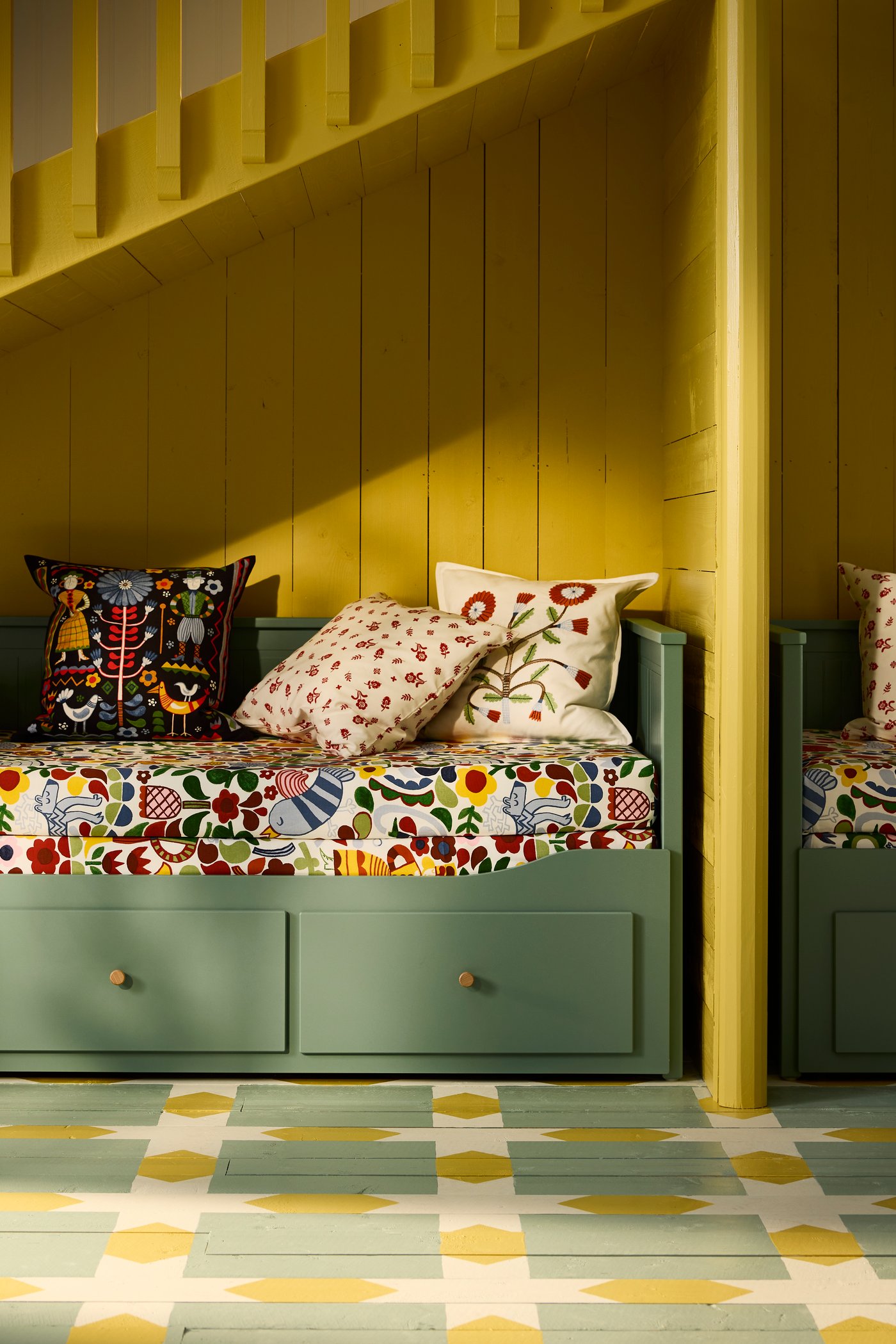 Housse de coussin TÅGSÄCKMAL en blanc/motif floral.