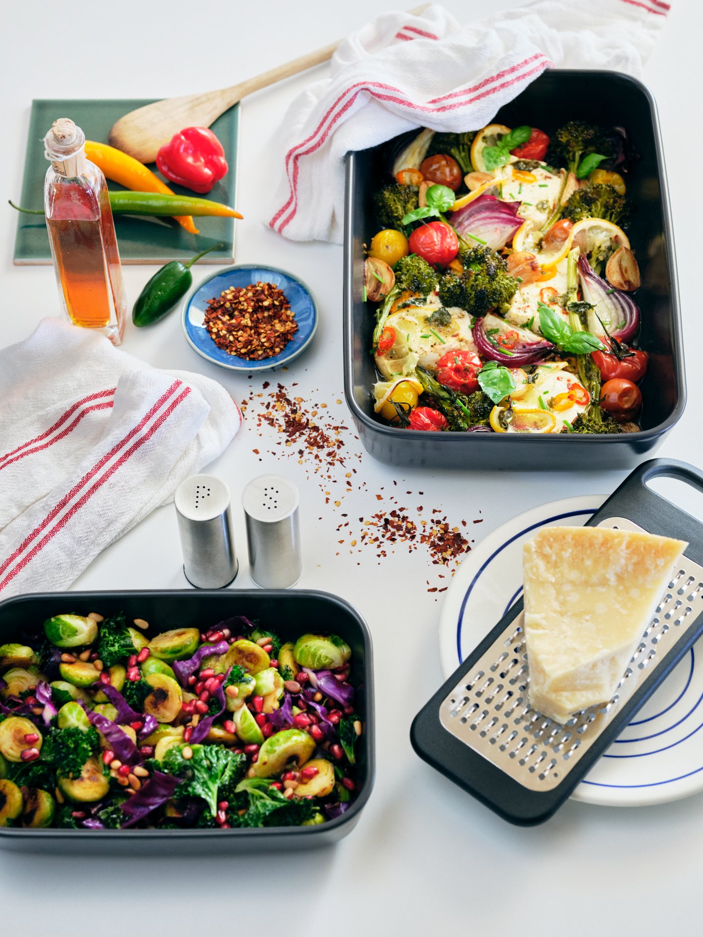 A dark grey LYCKAD oven/serving dish