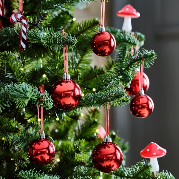Red and Christmas go especially hand in hand. Here are 20 shiny baubles that will help you create that typically traditional style. Great to combine with other baubles and decorations – new or old.