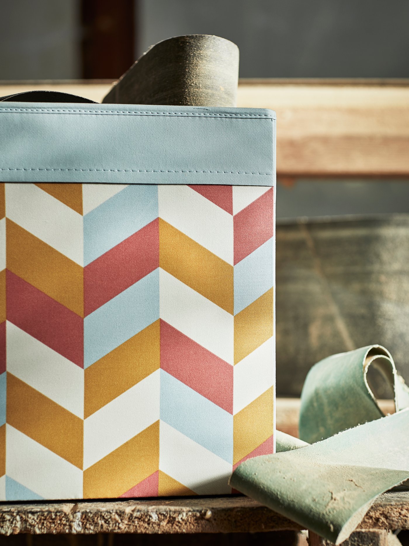 Eine bunte DRÖNA Aufbewahrungsbox.