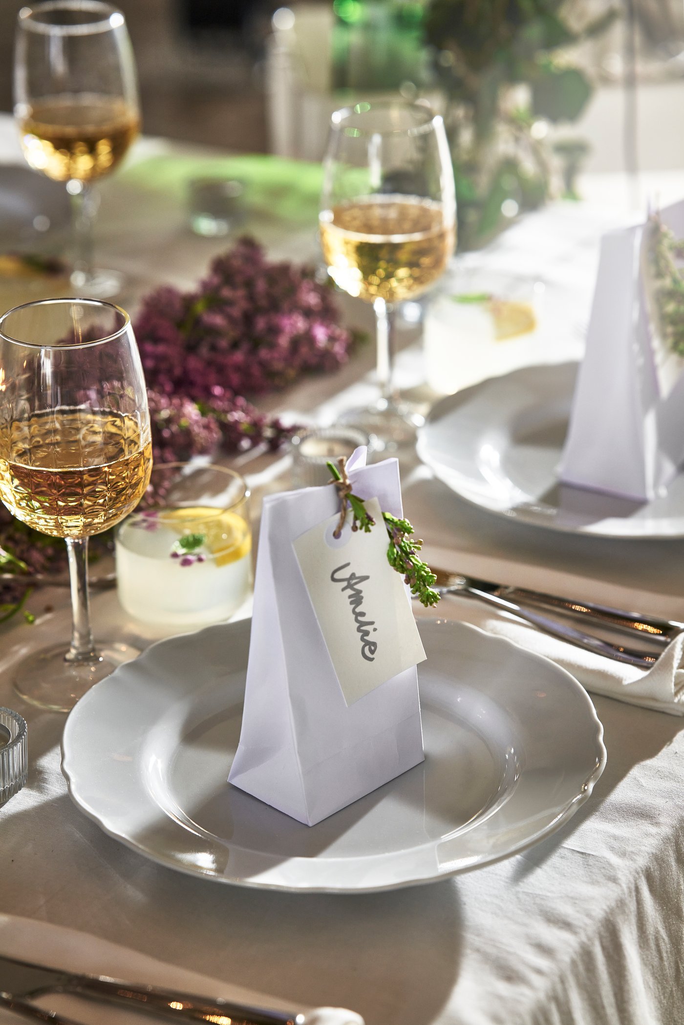 En vit tallri med en presentpåse på.