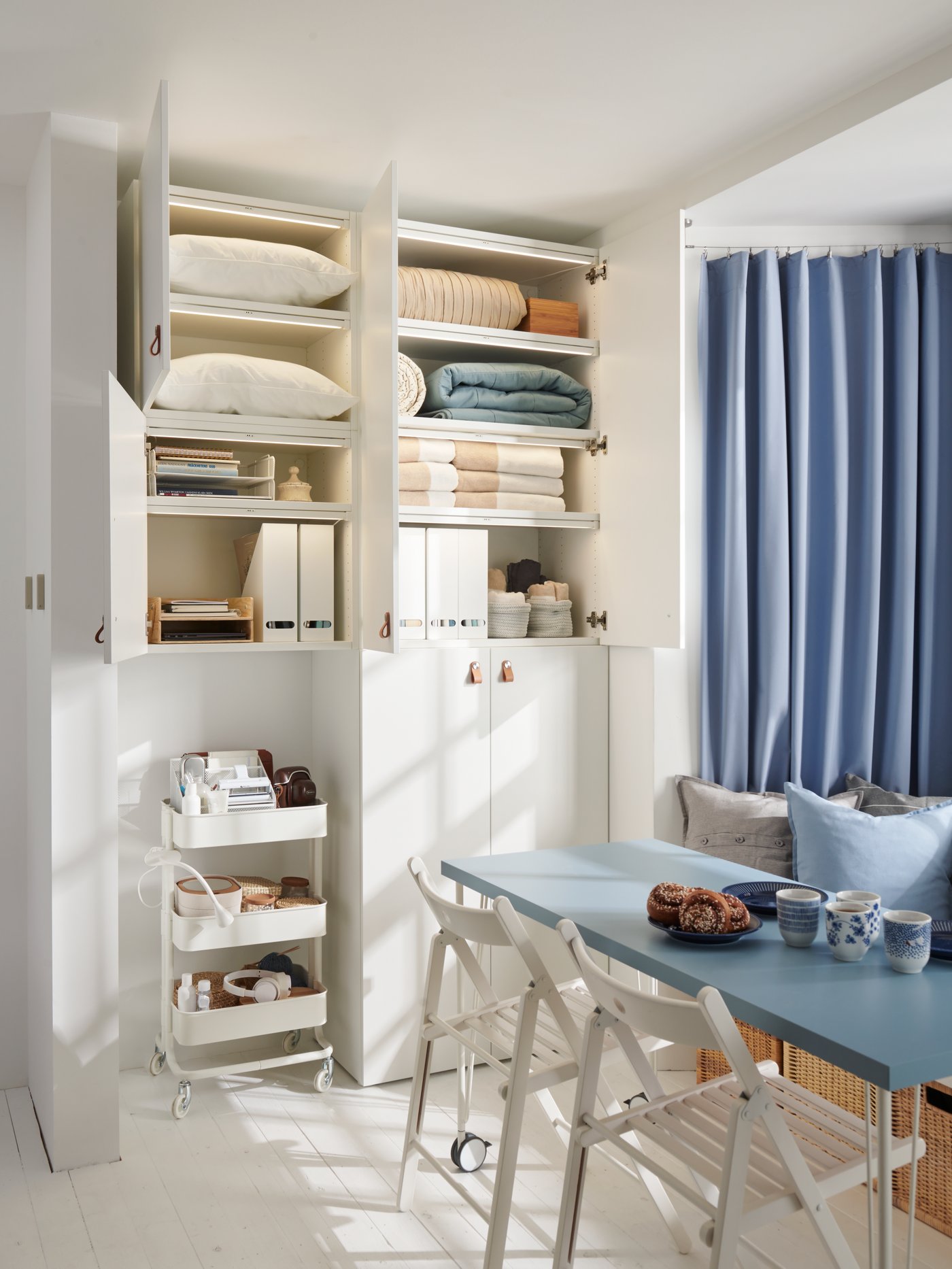 místnost se skříňkou plnou povlečení