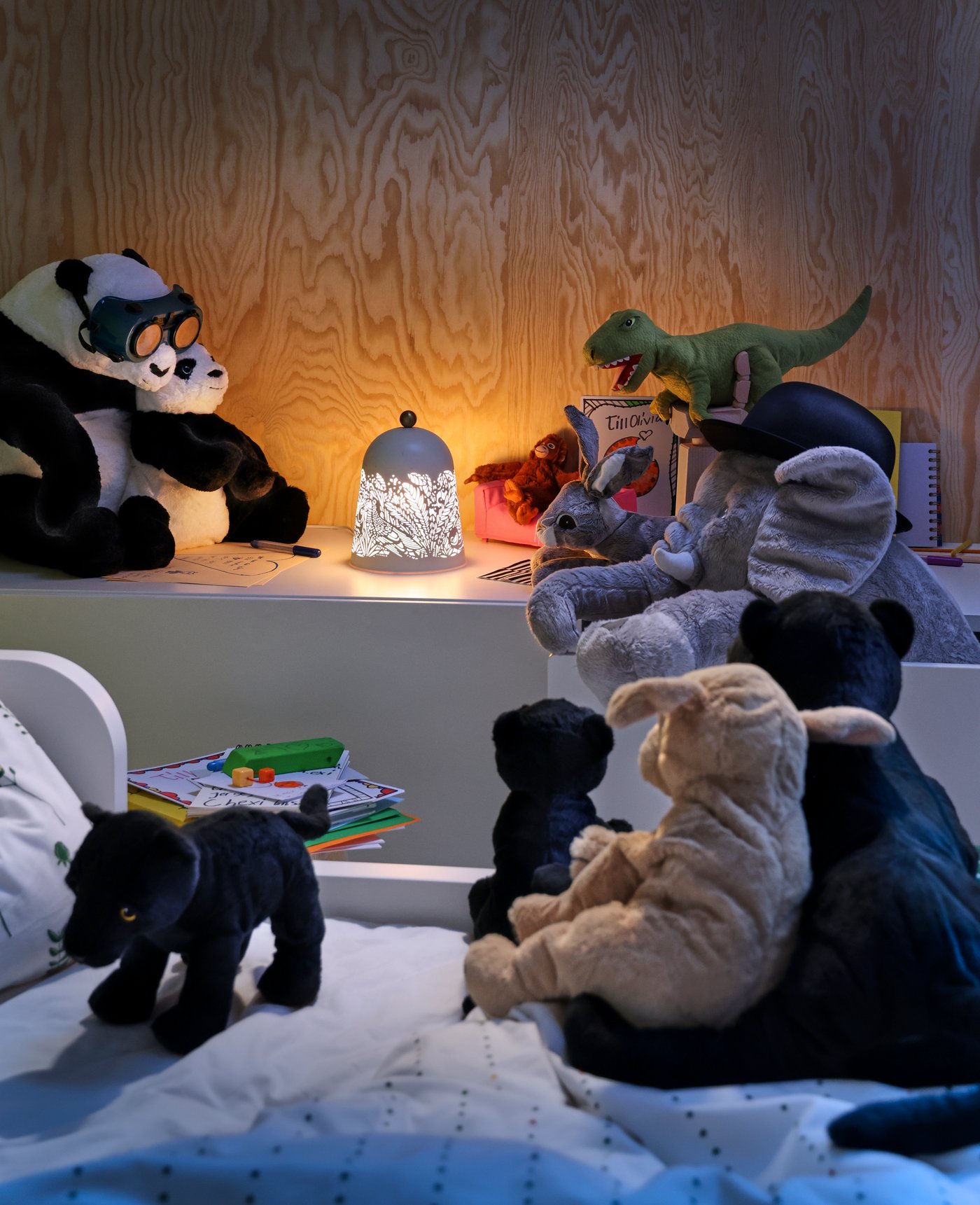 Ein Hund/Golden Retriever GOSIG GOLDEN Plüschtier im Kinderzimmer