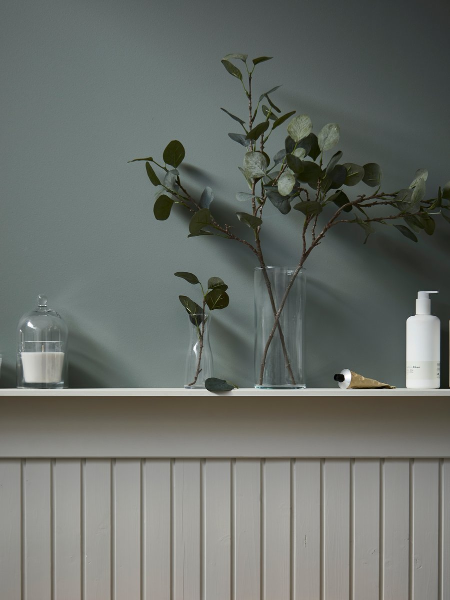 Closed storage for a stylish and uncluttered bathroom - IKEA