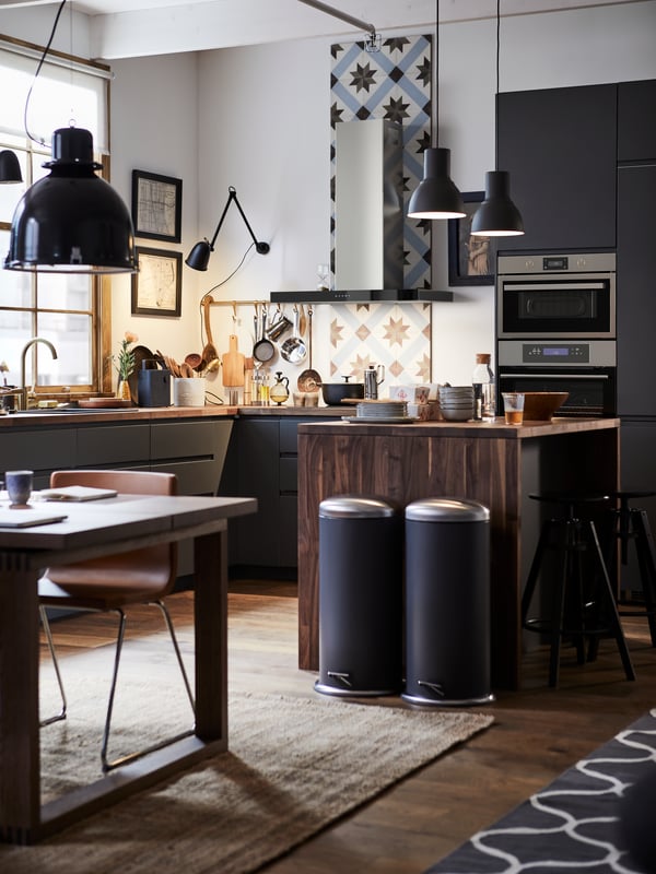 A METOD kitchen with a kitchen tile backsplash, wooden kitchen island and two MJÖSA pedal bins.