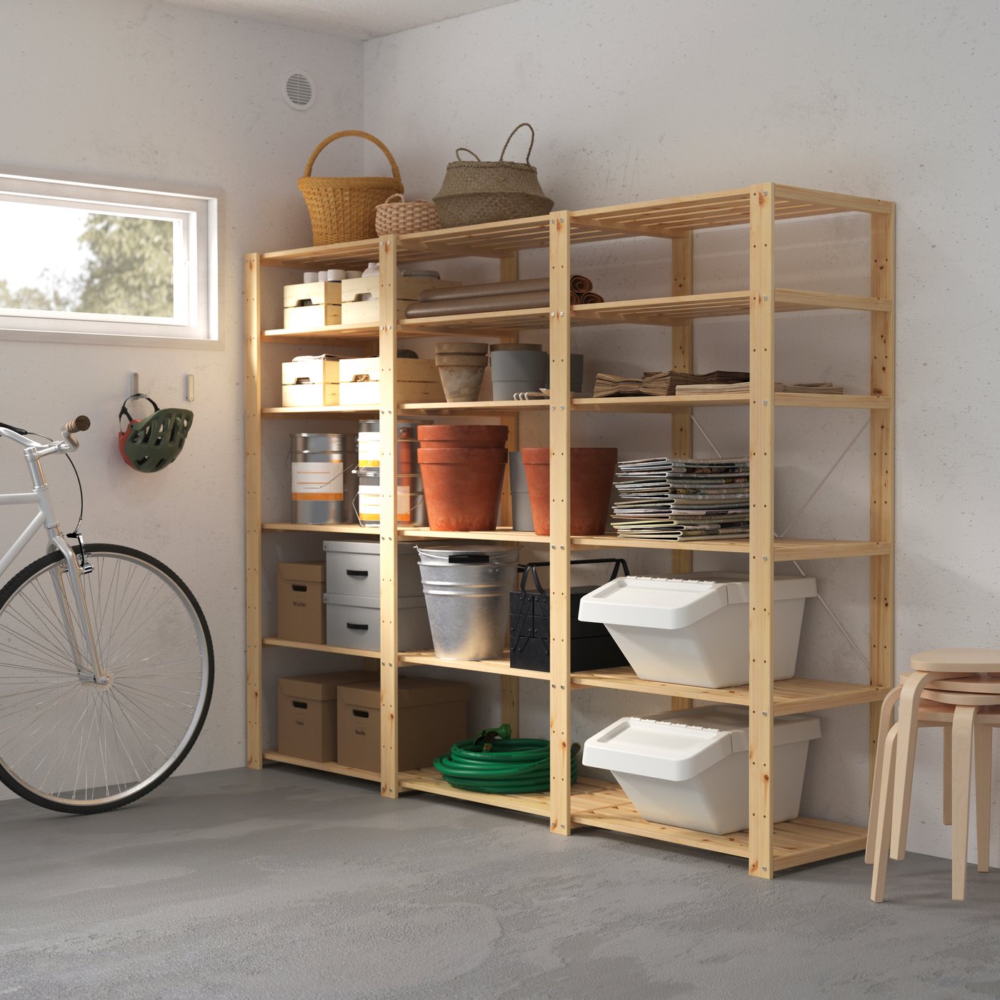 Scaffale KNAGGLIG posto in un garage. Sullo scaffale ci sono molti oggetti come scatole, contenitori, vasi, cesti, contenitori per i rifiuti e altro. Nel garage ci sono anche degli sgabelli, una bicicletta e dei caschi appesi alla parete.