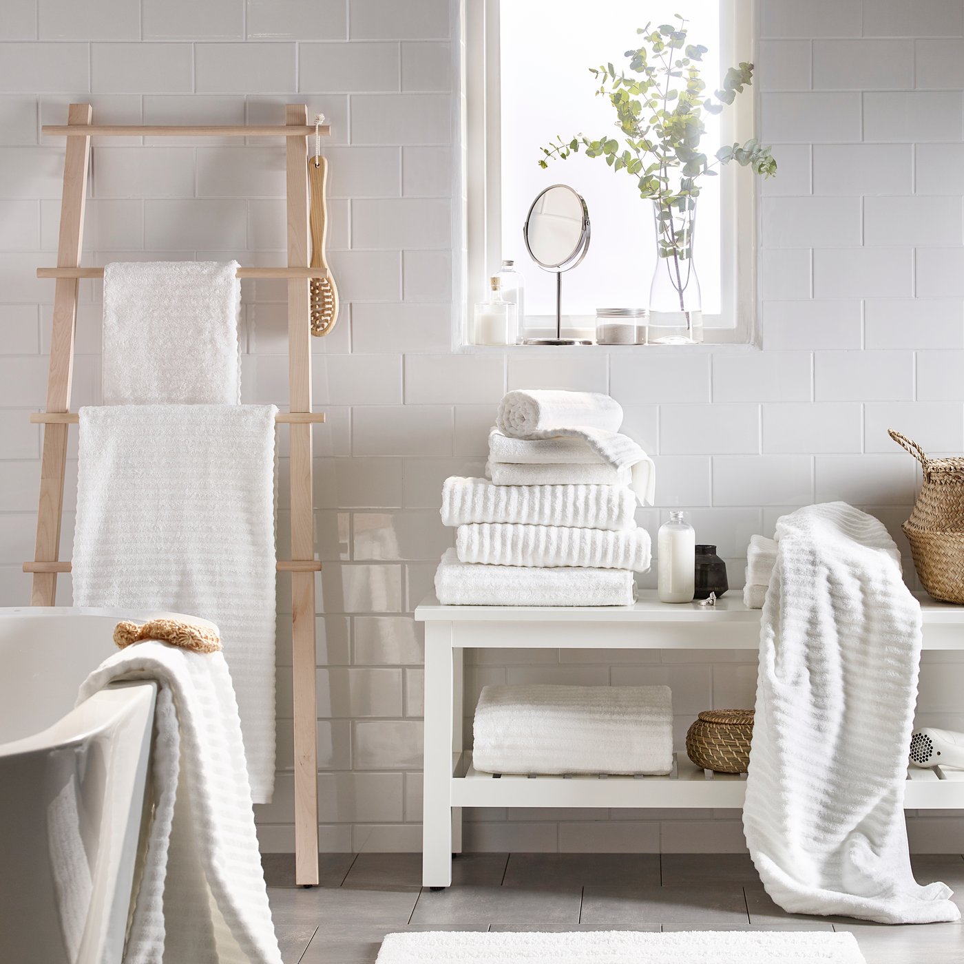 Une serviette de bain FLODALEN blanche