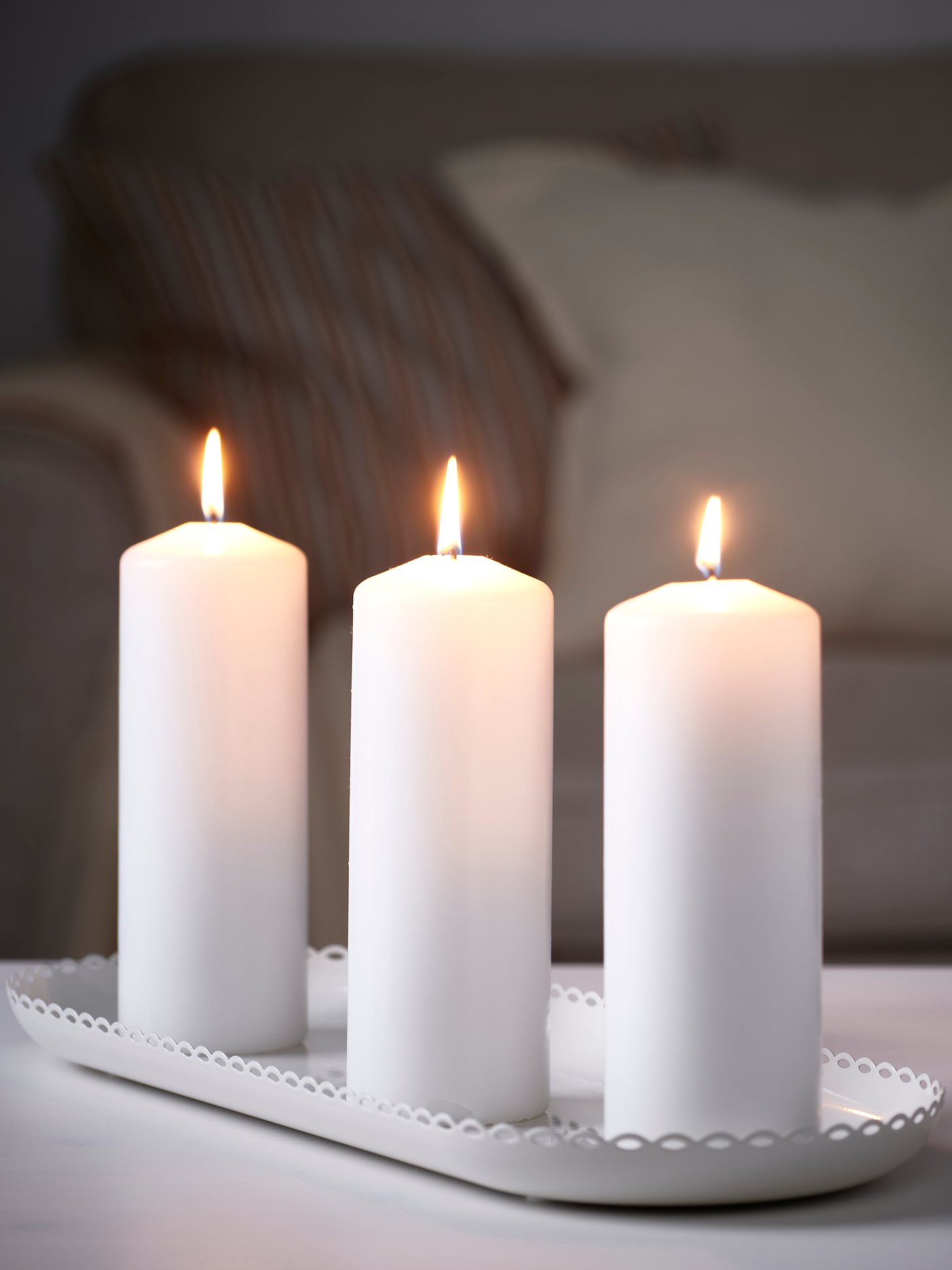 Un plat à bougie TURTURDUVA blanc cassé