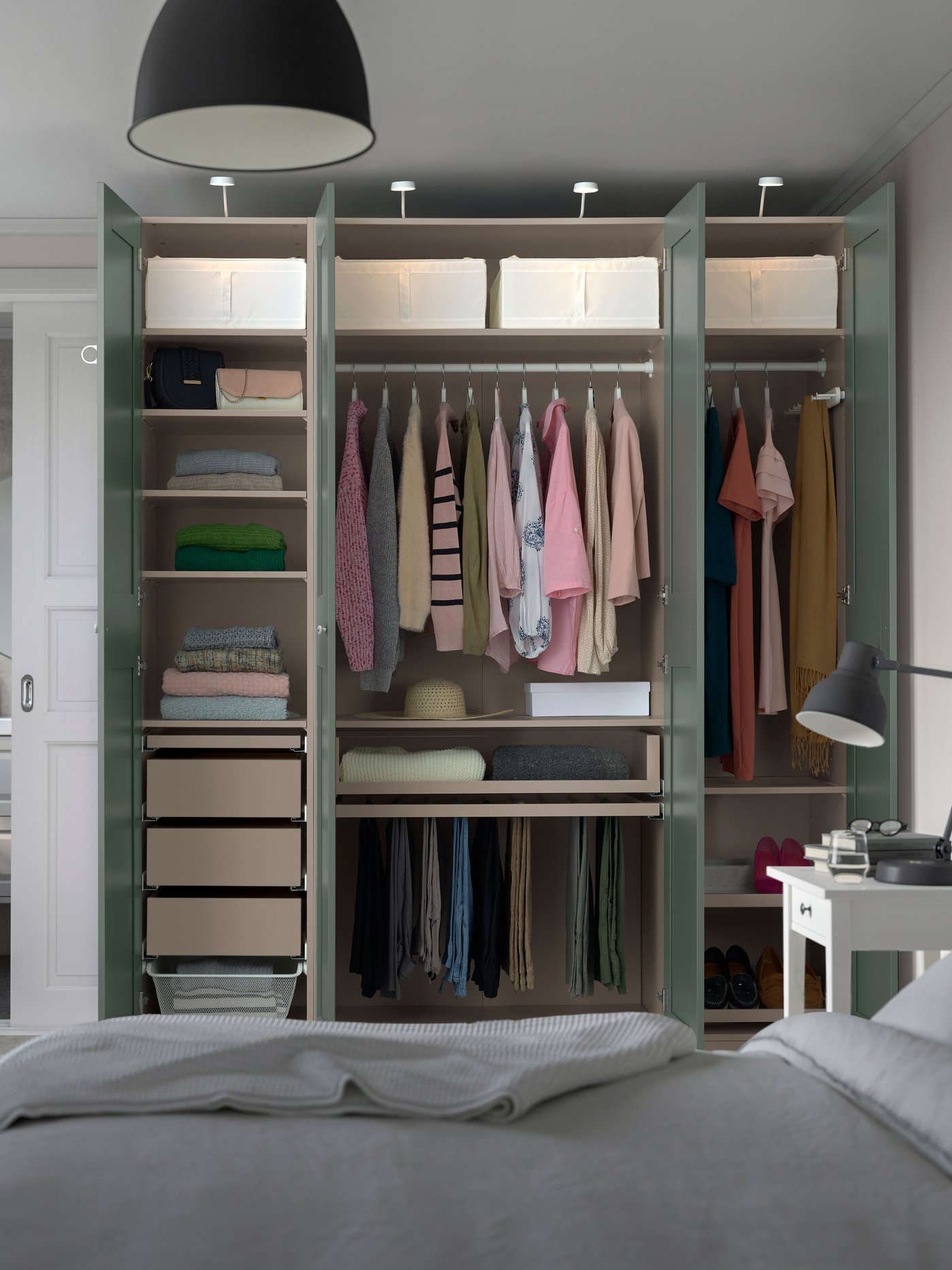 En gråbeige PAX-garderob i ett sovrum. 