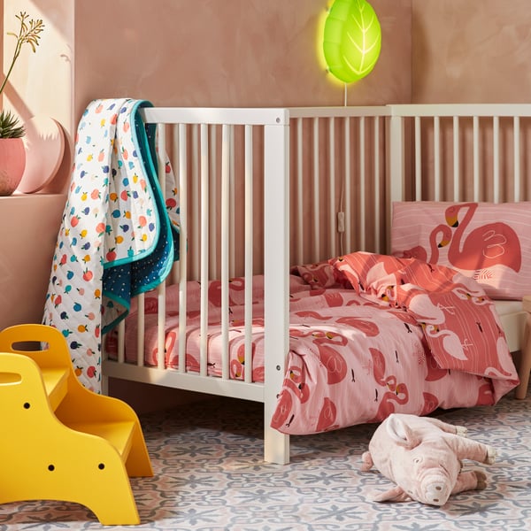 A leaf green UPPLYST LED wall lamp in the childrens room