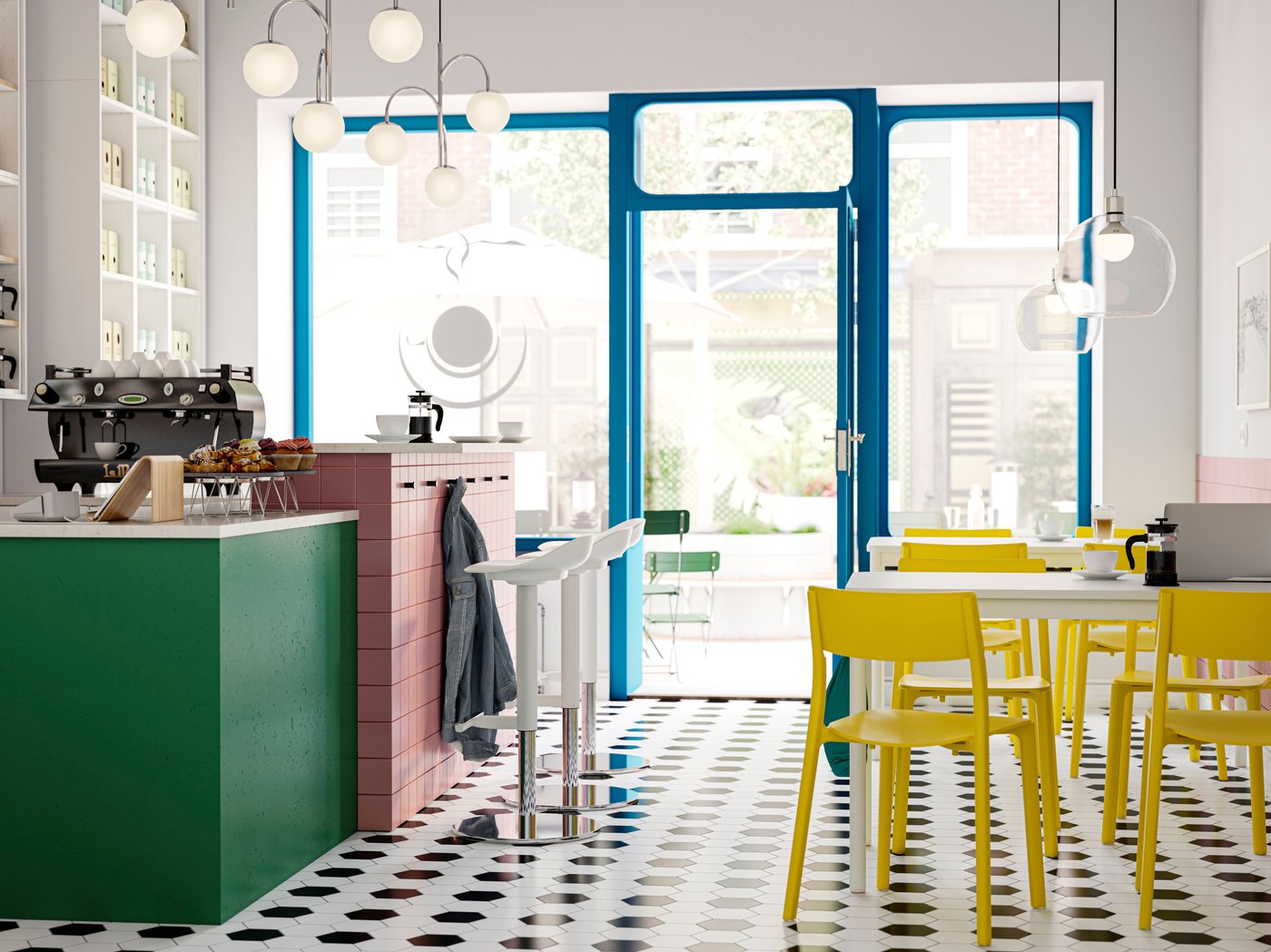 L'interior d'una cafeteria lluminosa i diàfana amb terra de rajoles blanques i negres, una combinació de colors vius i finestres grans que donen al carrer.