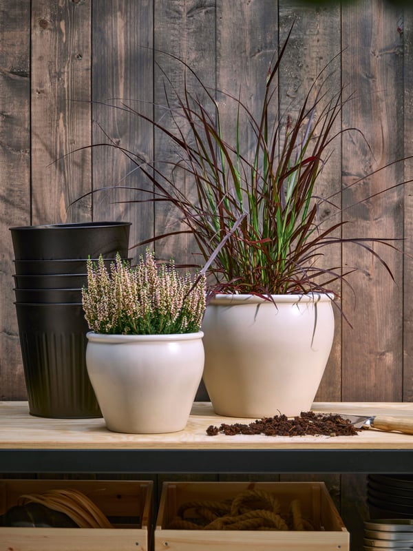 An in/outdoor/white AMBRARÖNN plant pot