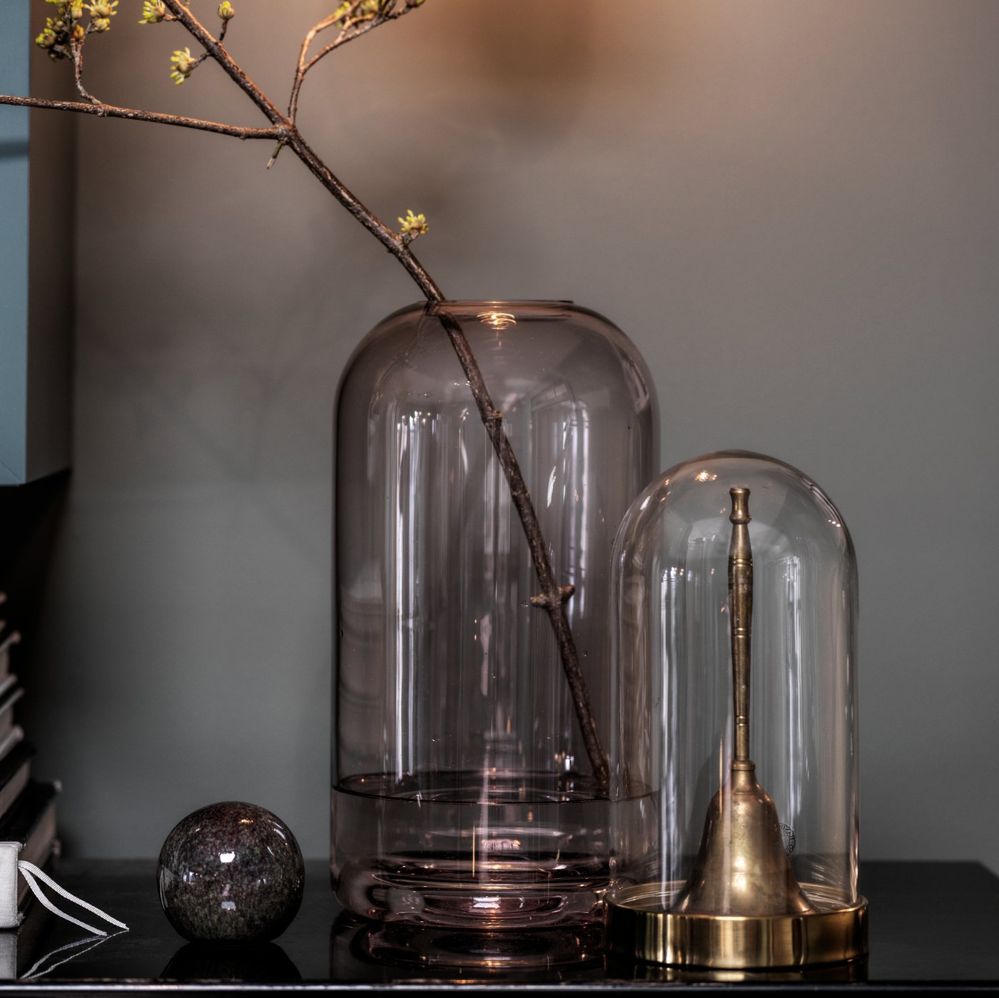 A BEGÅVNING glass dome with base