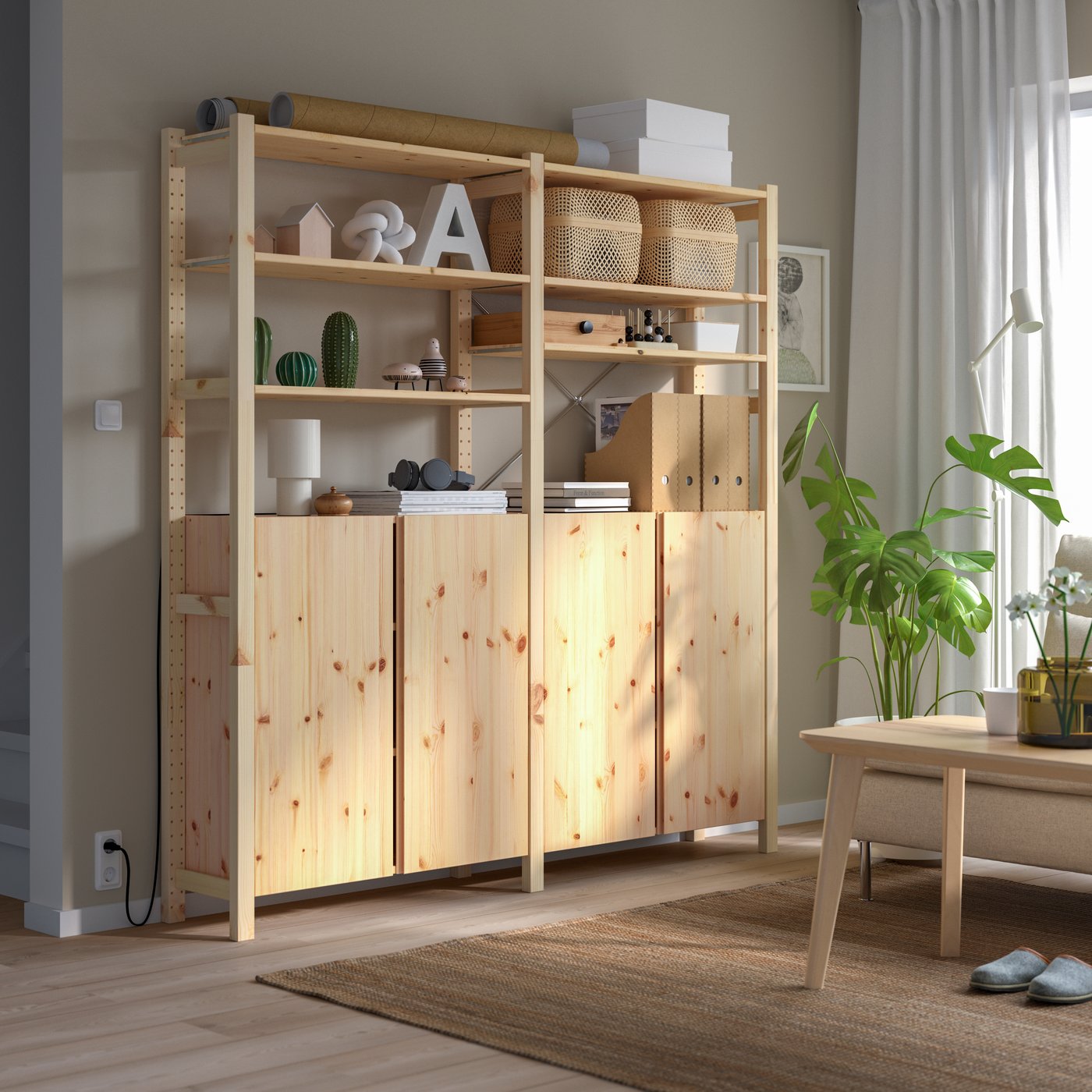 IVAR-säilytyskokonaisuus valoisassa olohuoneessa.