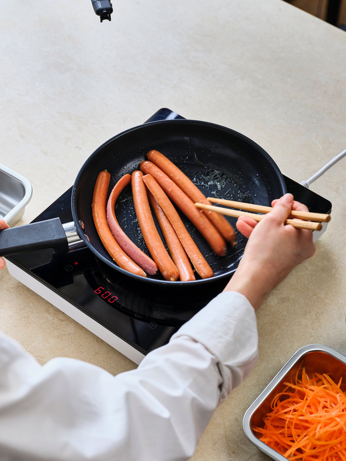 소세지를 굽는 컷