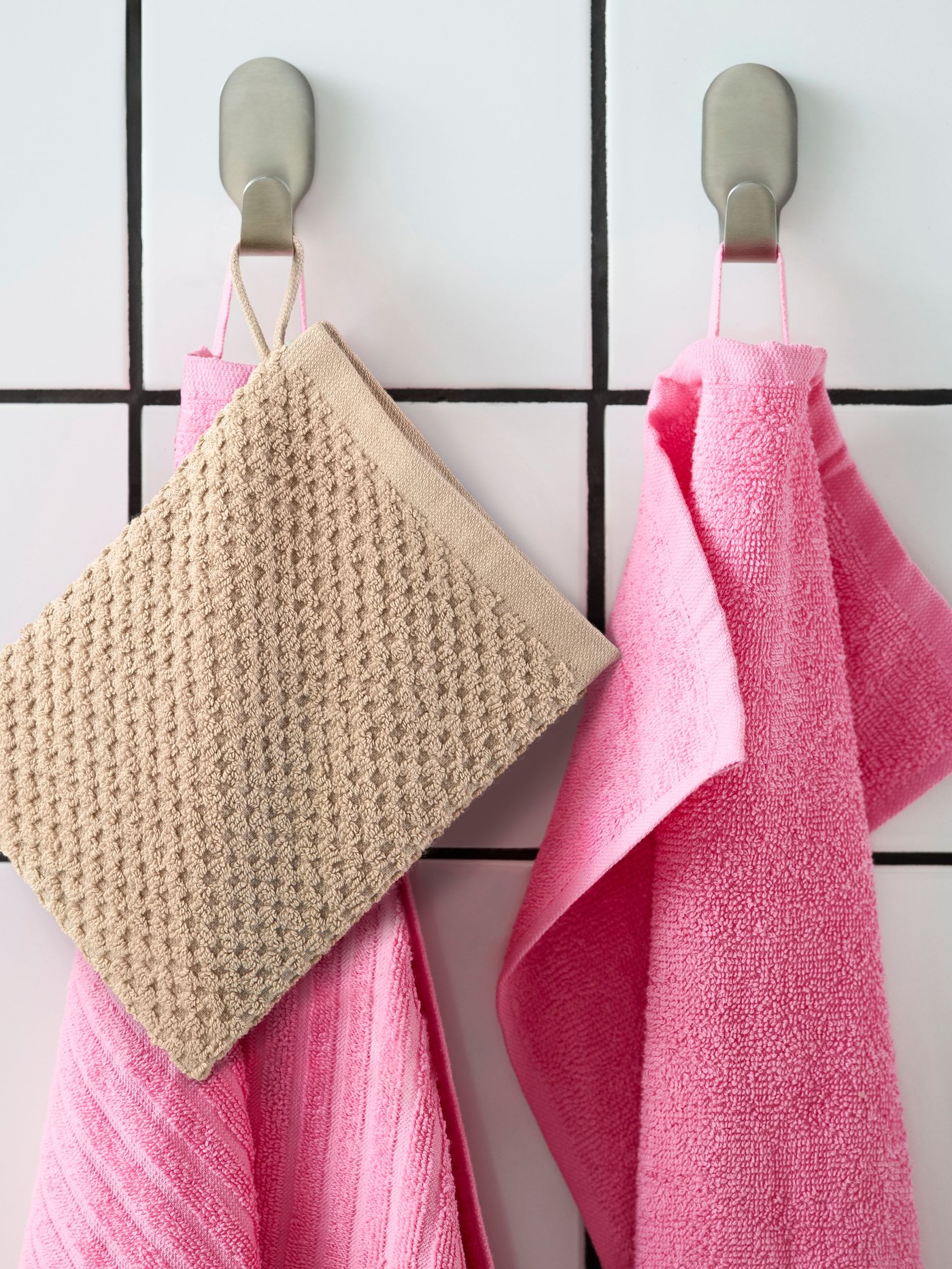 A pink VÅGSJÖN hand towel