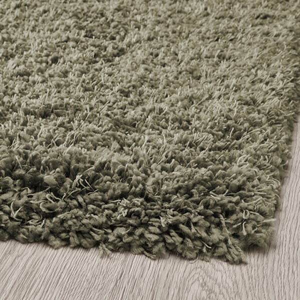Ein grau grüner VOLLERSLEV Teppich, hochflor.