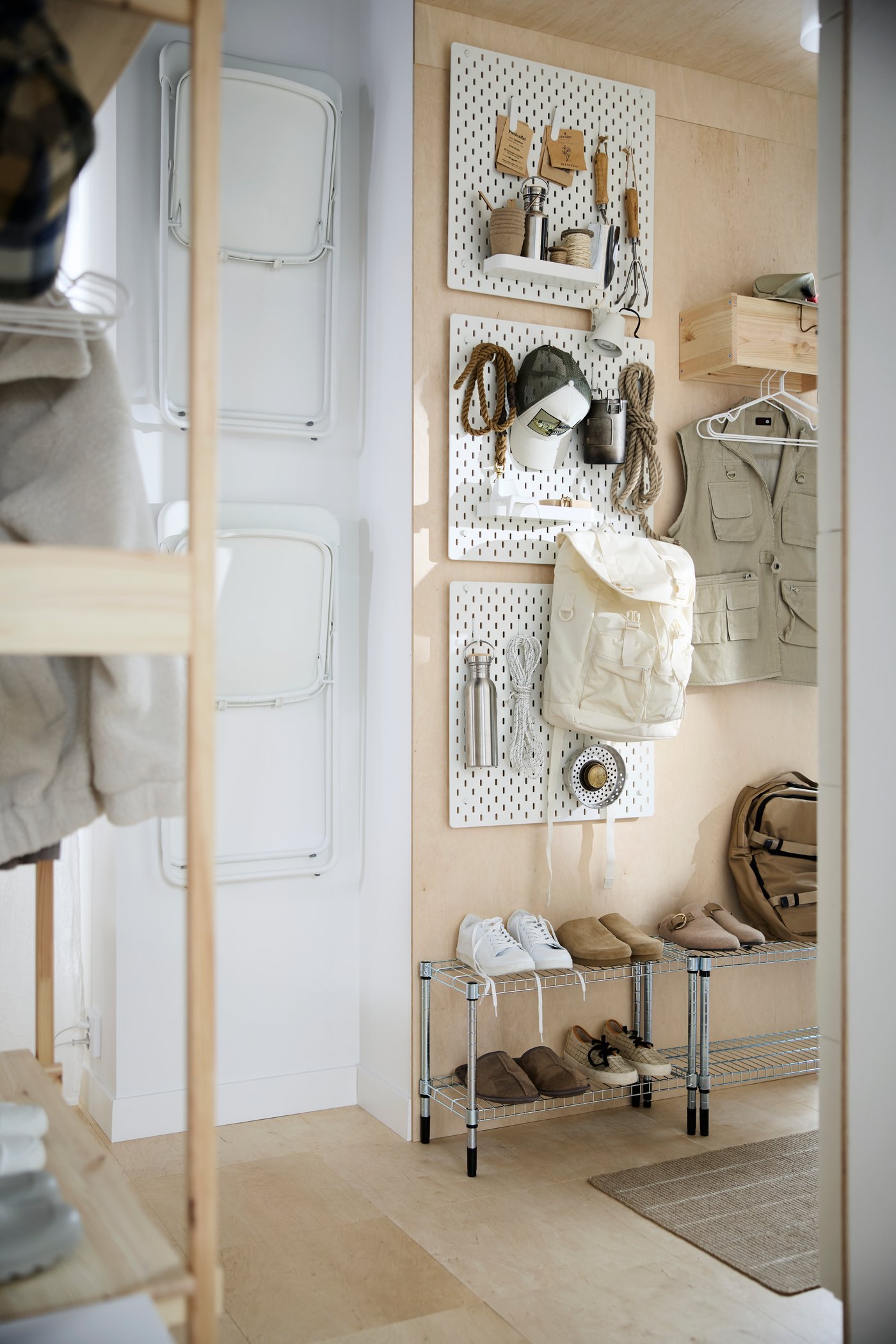 A pine RAGGBERG coat rack with shelf in the hallway