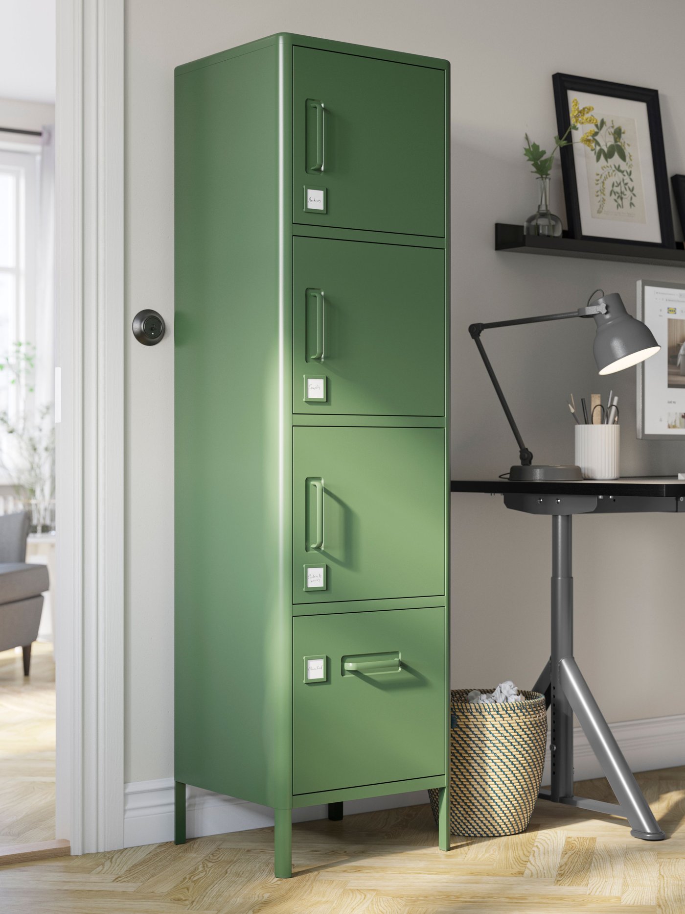 Dunkelgrüner IDÅSEN Hochschrank fürs Büro mit einer Schublade unten und 3 Türen darüber, in klarer, moderner Linienführung neben einem Schreibtisch. 