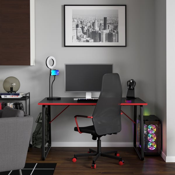 A black HUVUDSPELARE gaming desk and chair