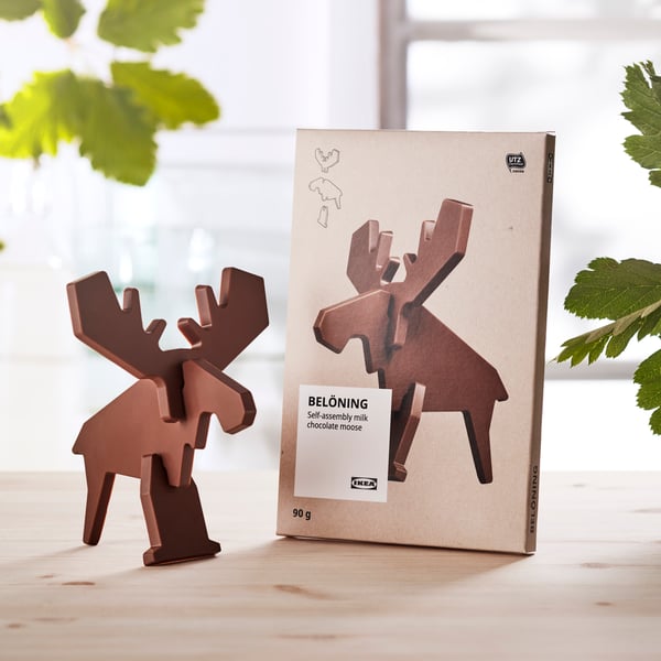 A self-assembly UTZ certified BELÖNING milk chocolate moose in the dining room